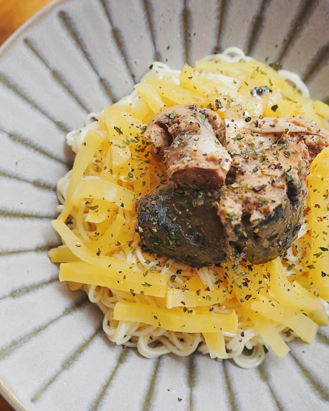 吉野千穂さんのインスタグラム写真 - (吉野千穂Instagram)「千穂飯レシピ🌿 『まるでパスタ！？サバ缶とたくあんのオイルそうめん』  サバ缶×たくあん×オリーブオイルで食べる 洋風なんだか和風なんだかわからないけど なんかハマるパスタ風のそうめんです☺️ サバの旨味、たくあんのポリポリ食感がクセになります♪  そうめんにからめる塩こしょうは多いかな？くらい たっぷりガリガリするのがポイントです！  🌱1人分/調理5分  🌱材料 そうめん　1束100g サバ缶(水煮)  1/2缶(90g) たくあん　スライス4枚  オリーブオイル　大さじ2 塩こしょう　多いかな？くらい  こしょう　適量 乾燥パセリ(あれば) 適量  ①たくあんを切る 鍋にそうめん用の湯をわかしている間に、たくあんを細切りにする  ②そうめんを茹でる 袋の表示時間通りにそうめんを茹で、水で洗って水気を切る  ③あえる 器にそうめんを入れてオリーブオイル、塩こしょうを加えて 全体にからめるようによくあえる  ④盛り付ける 細切りにしたたくあん、サバ缶をそうめんにのせ、サバ缶の 缶汁、こしょう、乾燥パセリをかける  (💡そうめんの袋を開けるとき袋の上ではなく横を切って開けると取り出しやすいです！) * * #そうめん#そうめんアレンジ#サバ缶#サバ缶レシピ#缶詰#たくあん#夏レシピ#簡単レシピ#作り置き#作り置きレシピ#常備菜#千穂飯#管理栄養士ごはん#管理栄養士#吉野千穂#おうちごはん#毎日ごはん#朝ごはん#お昼ごはん#晩ごはん#今日のごはん#フードスタイリスト」8月20日 21時59分 - chiho_yoshino