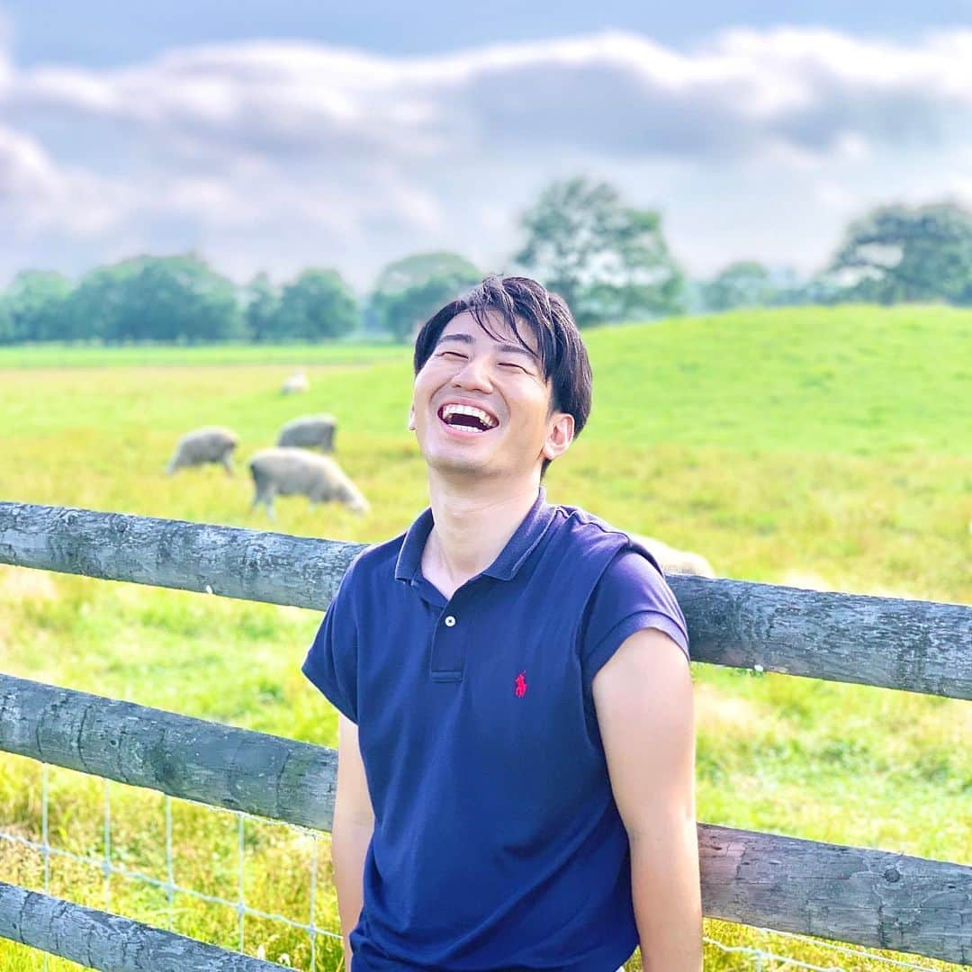 福田太郎さんのインスタグラム写真 - (福田太郎Instagram)「🐑 今年はとっても短い夏休みでしたが 楽しいことが沢山ある２学期になりますように🏫 元気にいってらっしゃい〜🙋‍♂️ ⠀ 突然始まった #気取り シリーズ３日目※最終回 去年の #えこりん村 ロケにて #爽やか ぶる🦙 ⠀ キッズリポーターのふたり、元気かな〜？👦🏻👧🏻 #大野恵 #アナウンサー は、とっても元気です👩🏻 最近とある企画で、毎日一緒に #稽古 してます🔥 #iPhone #ポートレート なんとなく好きな響きなのが #ブリリアンス #コントラスト #ハイライト #自然な彩度 #北海道 #夏休み &そもそも #夏 短過ぎる説 #夏の思い出」8月20日 22時08分 - htb_tarofukuda