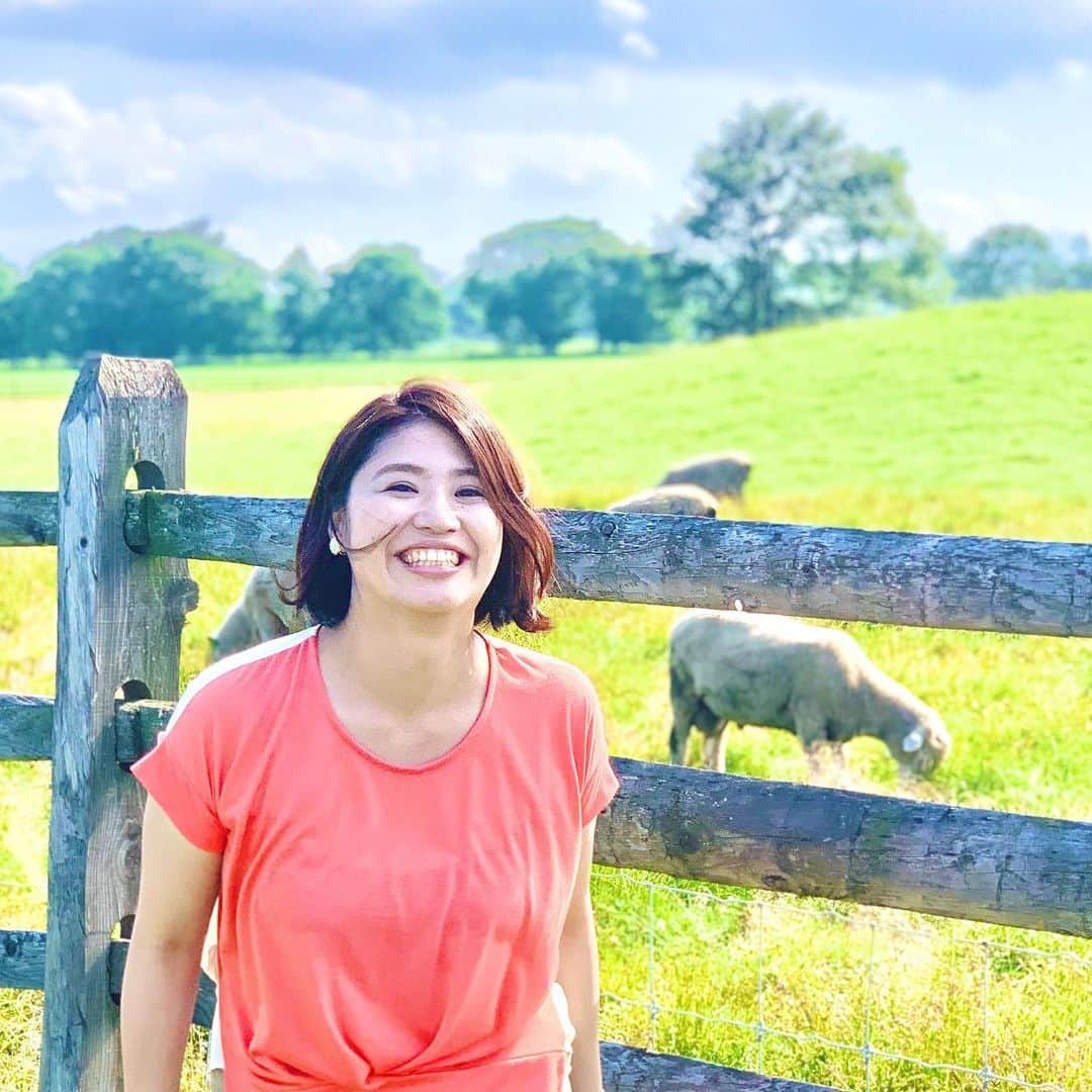 福田太郎さんのインスタグラム写真 - (福田太郎Instagram)「🐑 今年はとっても短い夏休みでしたが 楽しいことが沢山ある２学期になりますように🏫 元気にいってらっしゃい〜🙋‍♂️ ⠀ 突然始まった #気取り シリーズ３日目※最終回 去年の #えこりん村 ロケにて #爽やか ぶる🦙 ⠀ キッズリポーターのふたり、元気かな〜？👦🏻👧🏻 #大野恵 #アナウンサー は、とっても元気です👩🏻 最近とある企画で、毎日一緒に #稽古 してます🔥 #iPhone #ポートレート なんとなく好きな響きなのが #ブリリアンス #コントラスト #ハイライト #自然な彩度 #北海道 #夏休み &そもそも #夏 短過ぎる説 #夏の思い出」8月20日 22時08分 - htb_tarofukuda