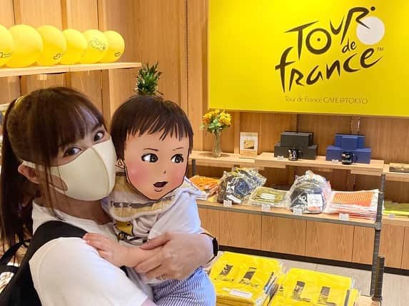 浦えりかのインスタグラム：「今年もツールドフランスカフェに行ってきました( ^ω^ ) 今年はコロナの影響でコラボメニューなどは無かったのですが、ツールドフランス公式グッズの他にもチームグッズもあったりしてグッズコーナーが充実していました。 去年はまだ妊娠中で来年着させたいなぁと思っていたベビー服もゲット♪( ´▽｀) 8.29からスタートということで魔界の前日...（笑）1日我慢して魔界を頑張ったらツールドフランスモードに入りたいと思います＼(^o^)／ 推しのFDJ @equipegroupamafdj  が今期調子良さそうなのでいい走りを期待しています！  #ツールドフランス #tourdefrance #tdf2020」