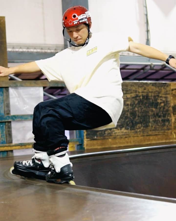 安床武士のインスタグラム：「Alley soul. at my home #gskatepark 😎 足首固めて腰と肩でねっとり回していく感覚がこのラウンドは気持ちいい。 @usdskates  @goodskates_inc  @lzbn_official  @canamonroad_japan  @papasu1048  #usdskates #rollerblading #inlineskate #aggressiveinline #takeshiyasutoko #インラインスケート #ローラーブレード #安床武士 #sony」