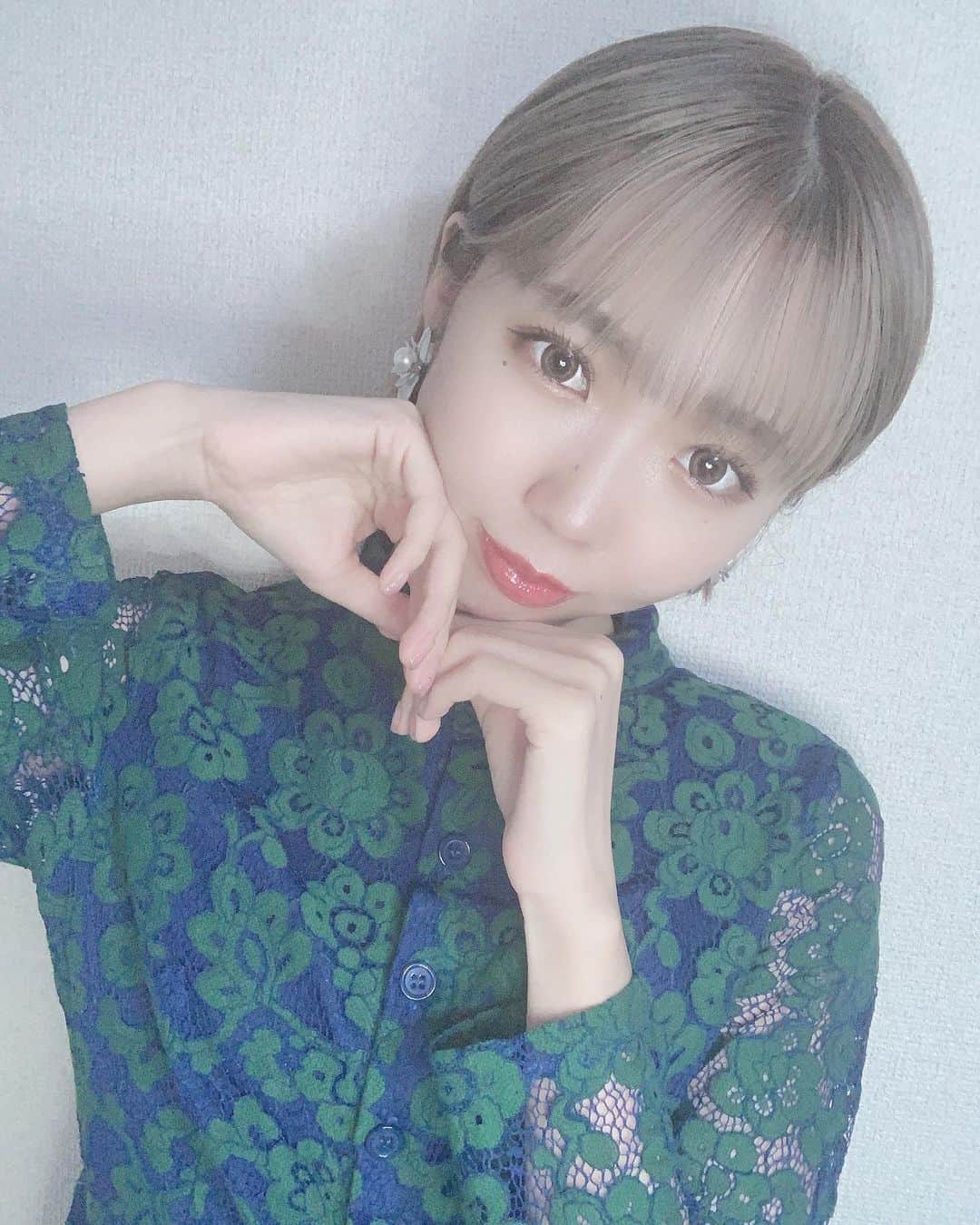 桑名利瑠のインスタグラム：「. . . ベリーショート。になったよ . . うそ。ベリーショート風！！！ ありですか....? . . #fashion #ベリーショート #ショートヘア #ハイトーン #followforfollowback #followｍe #instafashion #instagood #instalike #selca #selfie #makeup #make #l4l #outfit #outfitoftheday #カット #カラー #code #아이돌 #모델 #패션 #화장품 #도쿄 #カメラ女子 #accessory #プチプラメイク #グレージュ #photo #photooftheday」