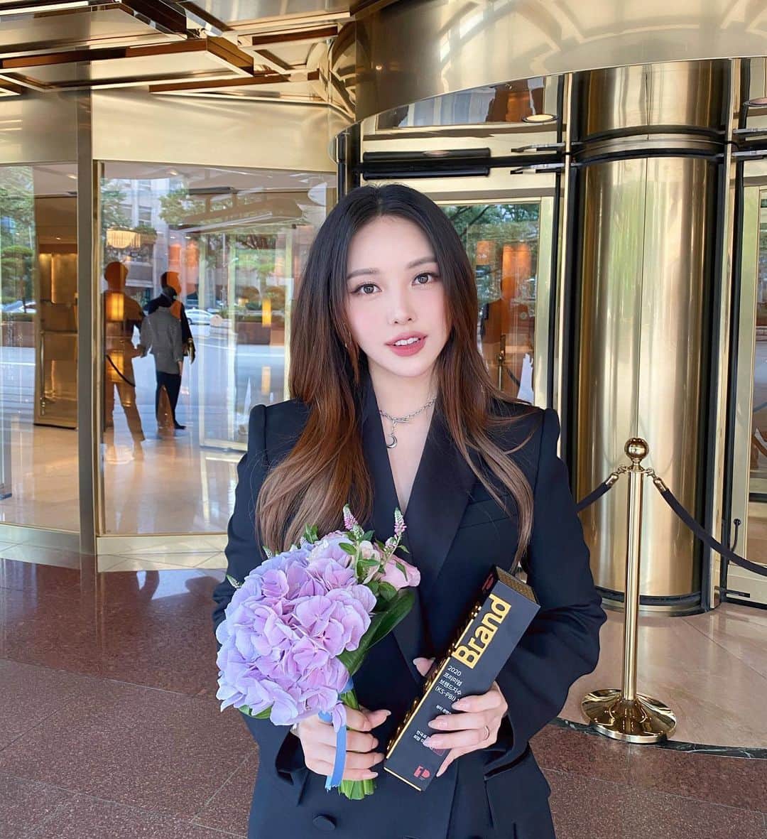 ポニーのインスタグラム：「오늘 여러분들 덕분에 2020 프리미엄 브랜드 지수 뷰티 콘텐츠 부문 대상을 받게 됐습니다!  앞으로 더 열심히 하겠습니다!!💜」