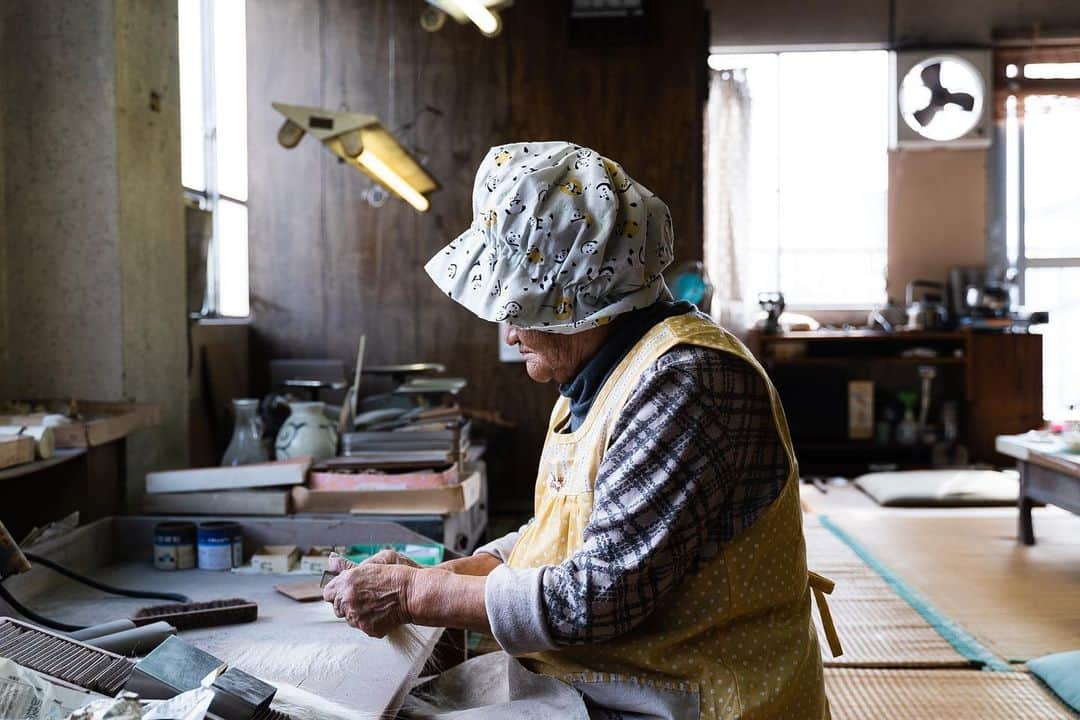 Japanese Craft Mediaのインスタグラム：「“When I had began to work here, nobody tought me how to make it.” She didn’t talk any more and kept to make a brush. I didn’ t ask her but I could feel her story.   JapanMade collaborated with @mazda_jp to make this content.  #japanmade #japanmade_co #handmade #brushes #japanesebrushes #japaneseculture #japanesestyle #craftspeople #craftsmanship #storytelling #japanlover #japantrip2017」