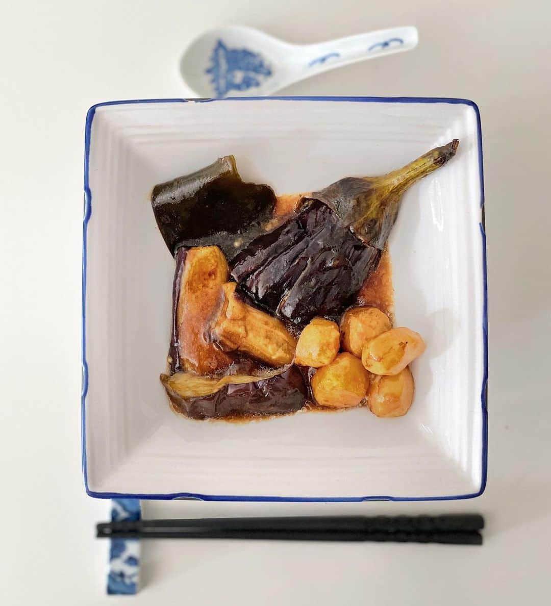 裕木奈江さんのインスタグラム写真 - (裕木奈江Instagram)「茄子を揚げて煮浸しにしました。 美味しい😋🍆🥢🍚  #茄子料理 #煮浸し #日本料理  #japanesefood #vegetarianfood #vegetarian #eggplant #summerfood」8月20日 22時11分 - nae_yuuki