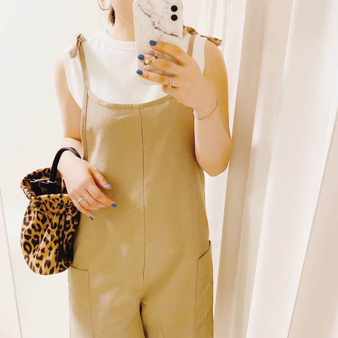aiaiのインスタグラム：「暑すぎてタンクトップに オールインワンだった日。  SESTO の親指トングサンダル これ可愛い♡   @sesto_shoes  コーデの詳細はブログに書いています。  #fashion#outfit#style#coordinate#instagood#ootd#pic#instapic#コーデ#コーディネート#スタイリング#プチプラコーデ#本日のコーデ#大人カジュアル#プチプラ  #カジュアル#ベージュコーデ  #アラフォーコーデ #アラフォーファッション #ノースリーブ #ベージュコーデ #韓国ファッション #サンダル #トングサンダル #sesto #オールインワンコーデ #タンクトップ」