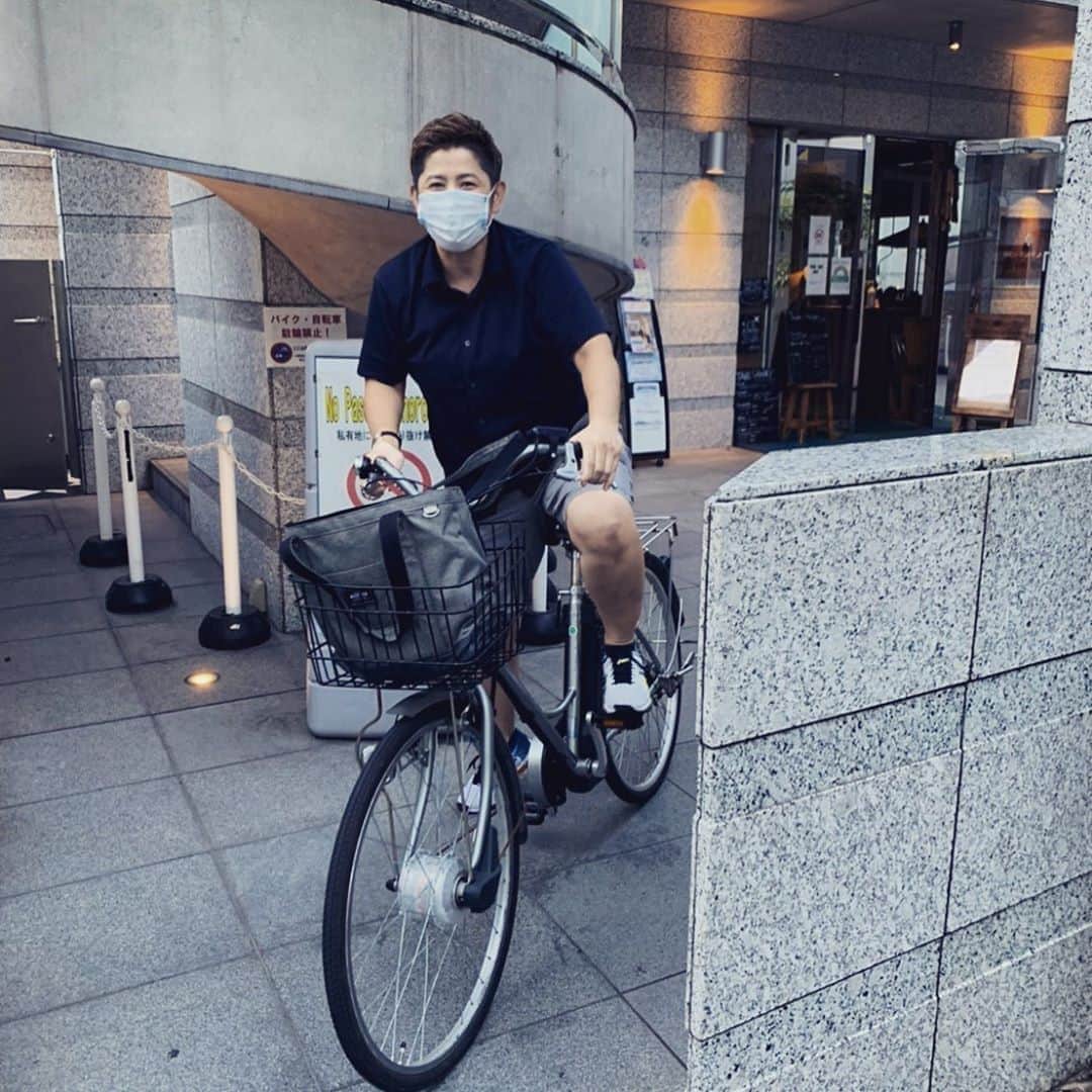 天沼知恵子さんのインスタグラム写真 - (天沼知恵子Instagram)「さ、帰ろう〜と思ったら、後輩に撮られた~自転車🚲はレアって、、 自転車🚲いがいと苦手です！ 見かけたら危ないので近づくかないでね〜 ぶつかるよー  #広尾カフェ  #自転車通勤  #自転車のある生活  #自転車  #インパクトボディ #麻布十番カフェ」8月20日 22時14分 - amanuma_chan.impact_a_body