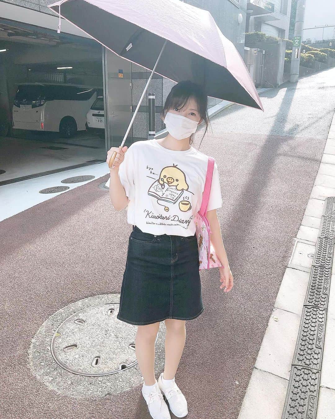 のインスタグラム：「スーパーに行くとき。🥕  #29歳 #リラックマ　の横にいる黄色い鳥のＴシャツ # キイロイトリ #ランタナ #好きなお花」