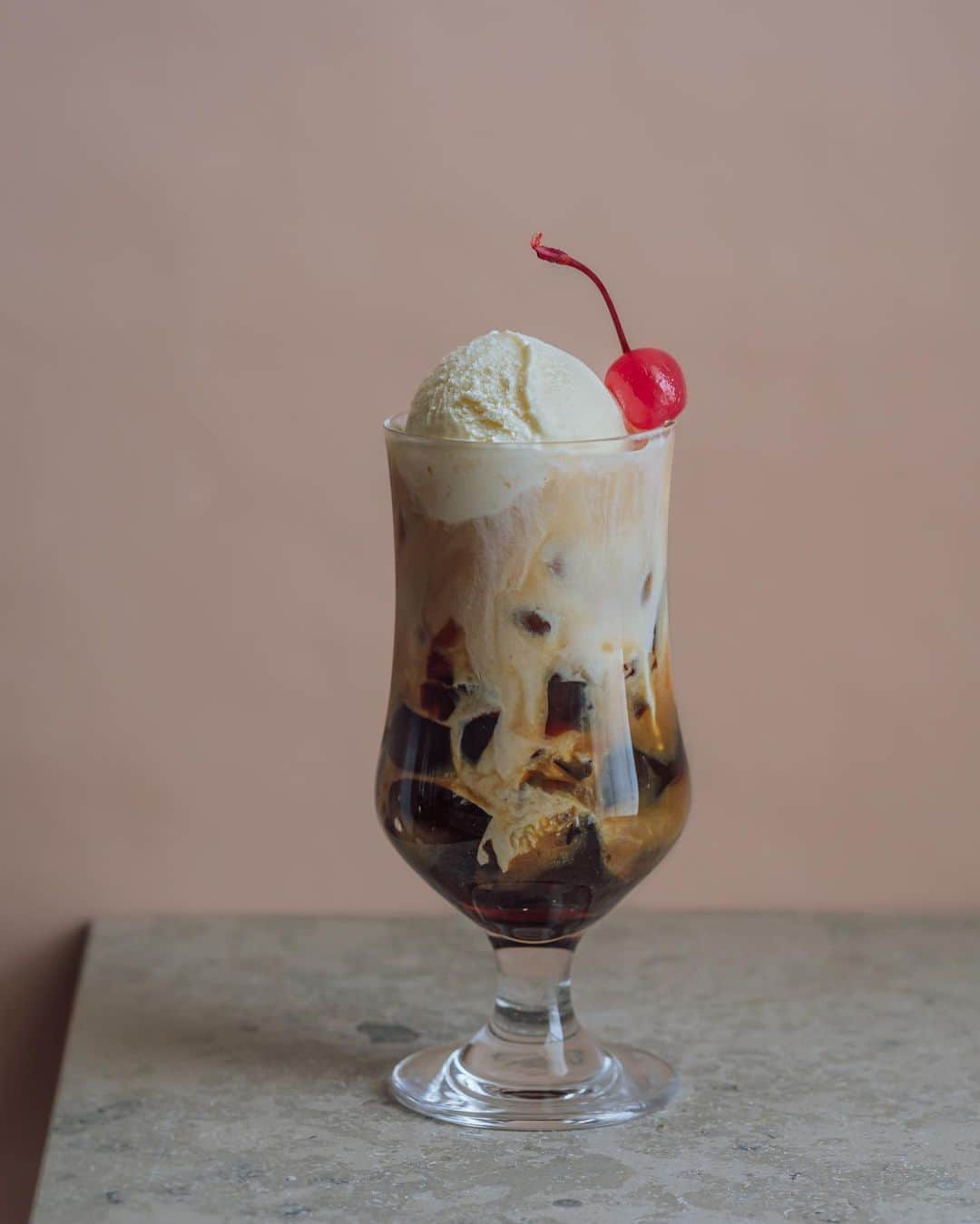 Nanaのインスタグラム：「coffee jelly almond latte  この前imperfectで飲んだのが美味しくて再現してみた。(見た目はアレンジしてるけど  珈琲ゼリーはもちろんネルドリップで。」