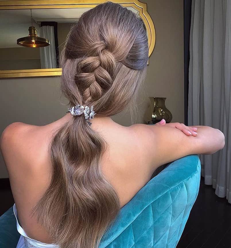 I N S T A B R A I Dのインスタグラム：「Love this simple and elegant braided hairstyle for a bridal look 🤍 @hen_mugrabi」