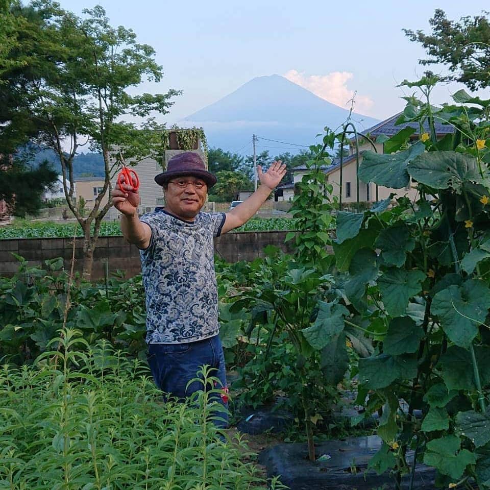 綾小路きみまろさんのインスタグラム写真 - (綾小路きみまろInstagram)「綾小路きみまろ❗ 園芸ハサミ✂️を持って😆 富士山🗻と2ショット📷🤩  河口湖もさすがに日中は暑いですが 朝晩は涼しくて、 過ごしやすいですよ～。  #富士山 #きみまろ農園  #綾小路きみまろ」8月20日 22時22分 - ayanokojikimimaro_official