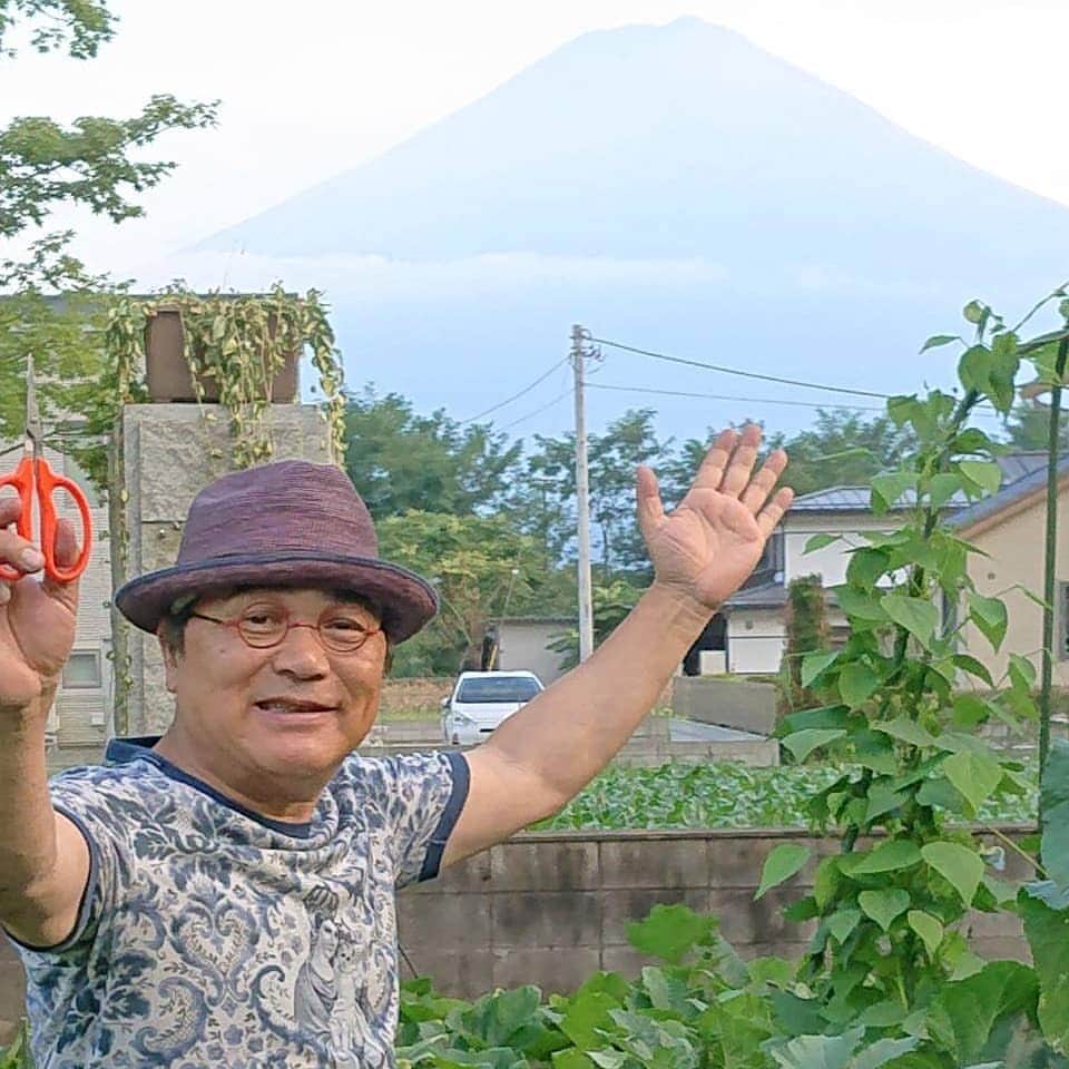 綾小路きみまろさんのインスタグラム写真 - (綾小路きみまろInstagram)「綾小路きみまろ❗ 園芸ハサミ✂️を持って😆 富士山🗻と2ショット📷🤩  河口湖もさすがに日中は暑いですが 朝晩は涼しくて、 過ごしやすいですよ～。  #富士山 #きみまろ農園  #綾小路きみまろ」8月20日 22時22分 - ayanokojikimimaro_official