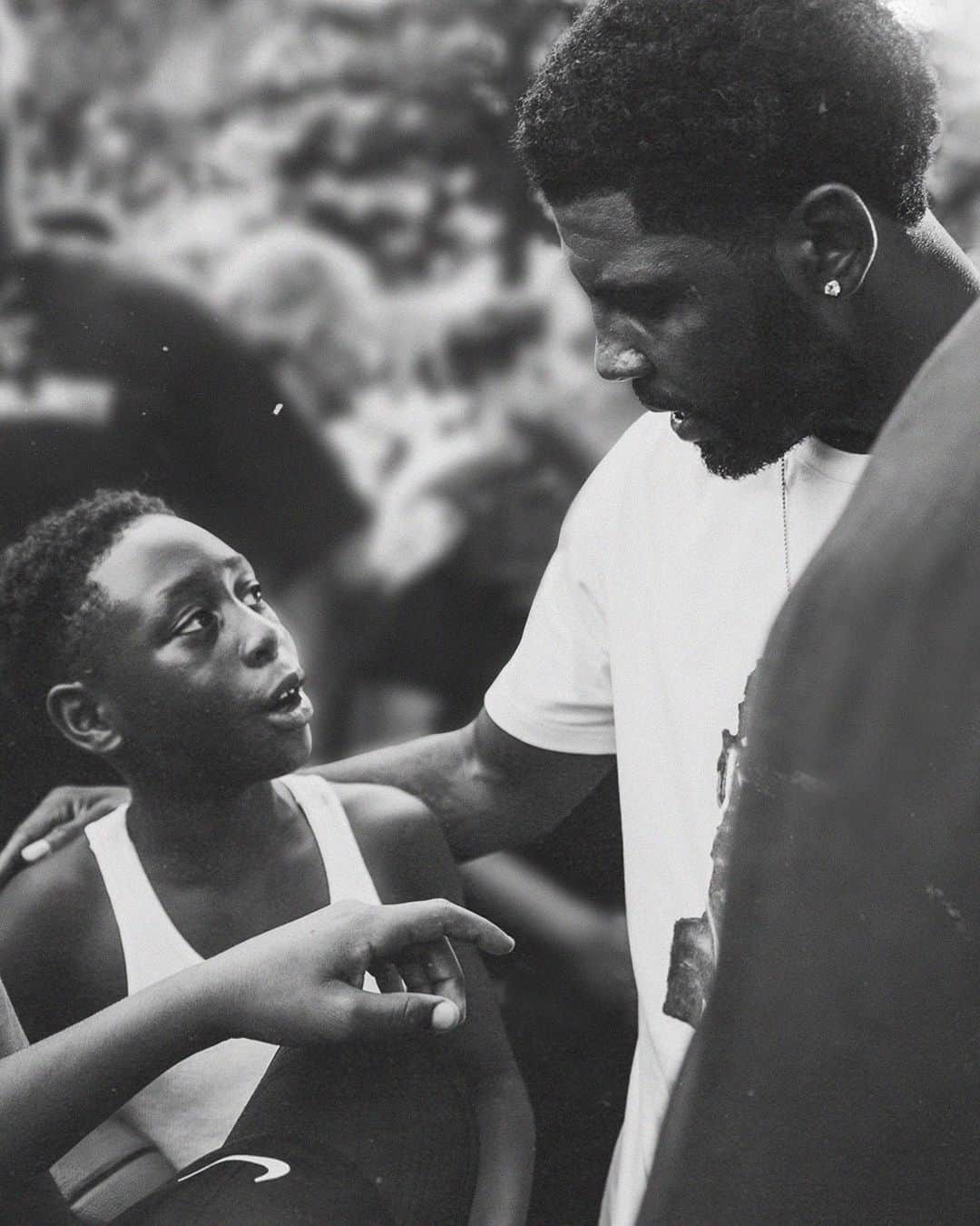 NikeNYCのインスタグラム：「“The craziest moment at NYvsNY was definitely Kyrie pulling up to Dyckman. Him having ties to the city, the park, playing in BK, and being one of the best in the league, the crowd went crazy. He shut Dyckman down, literally.”  - NY vs NY security lead, Bed-Stuy resident, and hoops fan, Julio Monell, on recalling the craziest moment from NY vs NY last summer.   Tag who you want to see pull up to #NYvsNY next summer. ⬇」