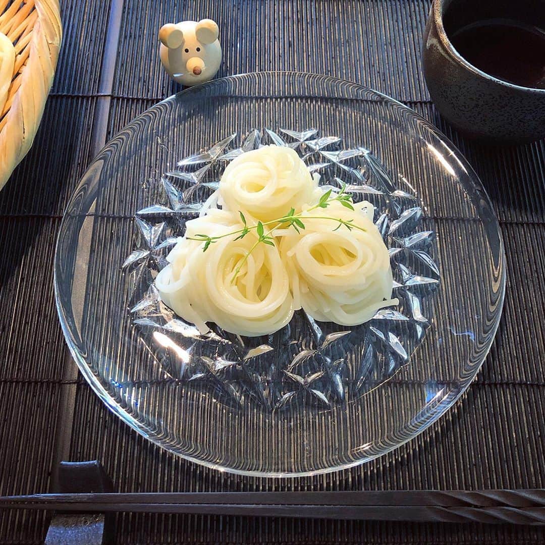 榊山敬代のインスタグラム：「🎐… ・　 最近暑すぎまして そうめん気分の巻  今回のそうめんでは  一見和風にみえて ちょっとちがって  なんと  マイブームなタイムを いただく前に葉だけを 麺へとあしらいまして そうめんタイムに挑戦  合うかなぁとドキドキでしたが  これが意外にもおいしくて リピート決定な組み合わせ  ここにオリーブオイルを足すことは また違うんだなぁというニュアンス  となりの籠はおかわりスタンバイの図  #また食べたい  ガラスの器も真っ白なそうめん色が よいかんじに映えてヒンヤリ感演出  #大活躍  さてきょうは 作品を見送り  旅立ちました日  また後日感想 つづろうかな  #夏のおもいで ・ ・ 🎐… ・ ・ さて今から夕食準備也…🍳💦  作業しますと相変わらず不規則だけども 最近新しい食事スタイルをみつけまして 良い習慣になるかもとしばらく実行中也 ・ ・　　　 ・ #おうちごはん #おうち大好き #enjoyhome ・ ・ ・ ・ #夏レシピ #summer 頂き物 🙏 #lunch #おうちランチ #週末ランチ #麺#小野製麺 #手延 #半田めん #麺スタグラム #そうめんアレンジ #Time#Japanese #food #Herb #healthy #artist #cooking #和食 #クリスタルガラス #Crystalglass #🇸🇪 #日本画家 の#お料理こんなもん」