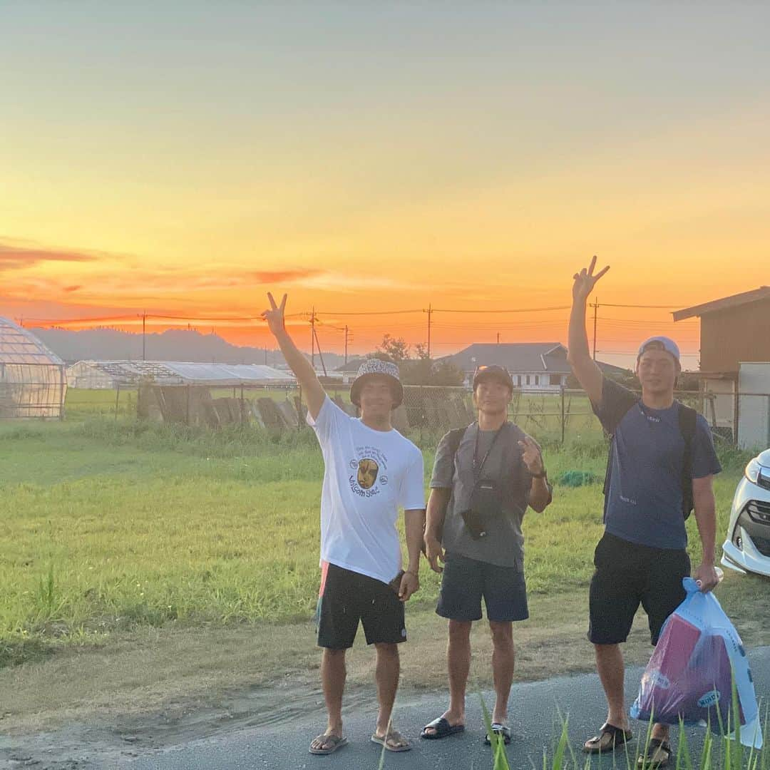 山岸将也のインスタグラム：「がいコーチのサーフィン合宿🏄‍♂️ 朝から波乗って、うまい海鮮食べて、ボードゲームして 最高に楽しかった🏄‍♂🐟️🃏 w/ @guy.kid__  @taikick1102」