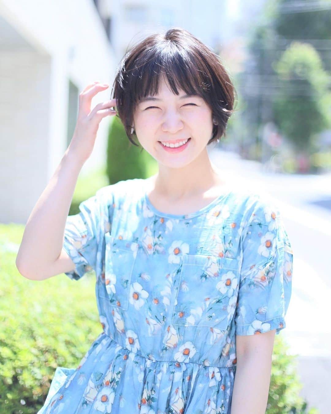のインスタグラム：「散髪した！どうでしょう？ ちょっと爽やかにしてくれすぎやんね！ラッキーやんね！🌴👒 . 今回はいかにもベーシックなショートにしてもらいました。 前髪の幅を前より広げて、丸みあるシルエット！😃 . 担当してくれてるのりさんが今月でvic's rootsを辞められるので、どこまでもついて行く私も、ここで切ってもらうのラストでした！　 これまでの髪型まとめ→#のりphoto 思い出いっぱいな記録🥳 . . 美容院： @vicsroots.ouji  担当： @nor1.n  . #ショートカット #ショートヘア #黒髪ショート　#スタイル写真 #vicsroots #一眼レフ #撮影データ #光永 #ショートヘアアレンジ #爽やかショート  #merryjenny」