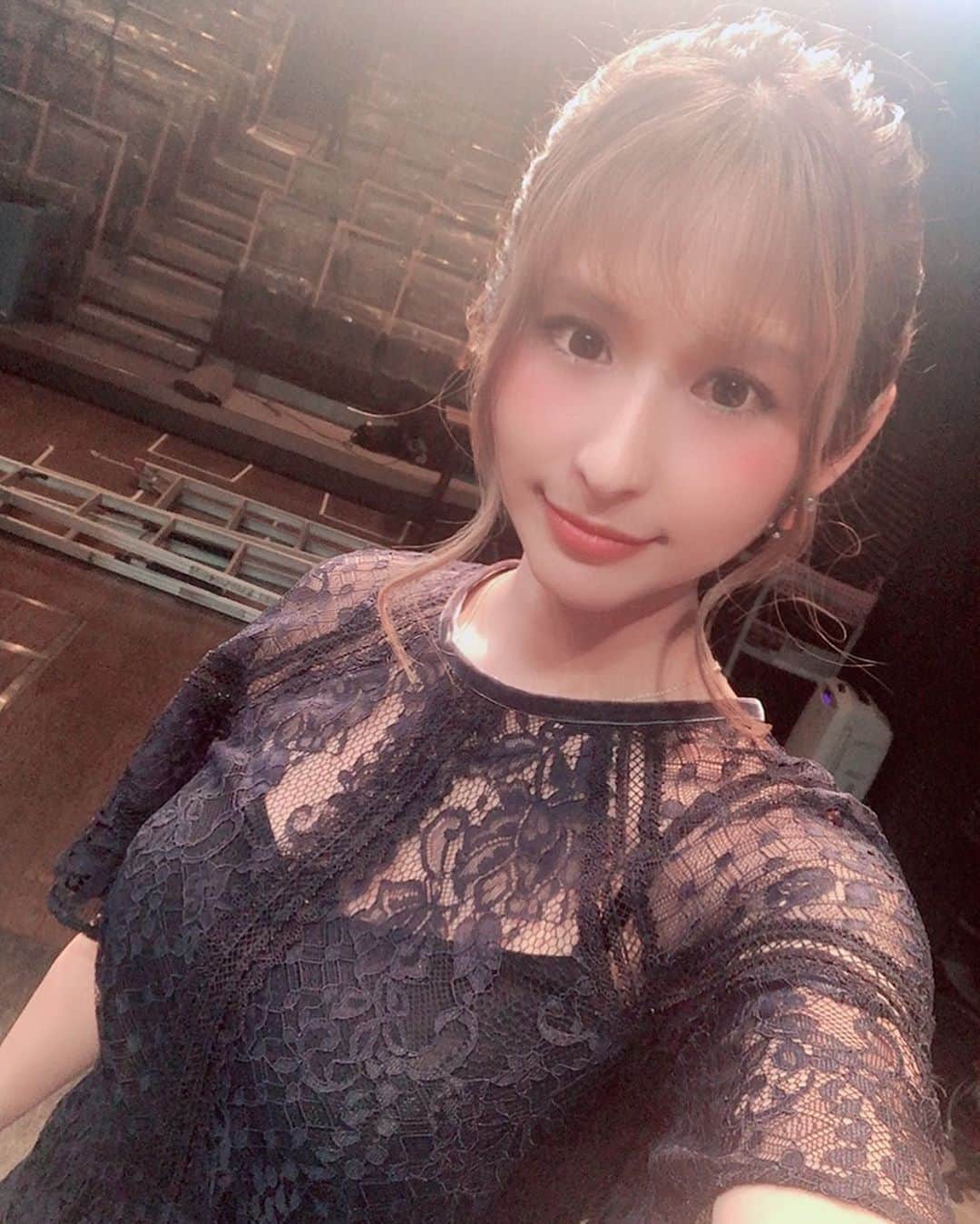 有馬綾香のインスタグラム：「この御時世ならでは舞台での配信本番1日目が終了致しました！！！！！  あー珍しく緊張した！w  ありまとうございました！！！  お客様がいない劇場での本番は淋しいけどカメラの向こうにリアルタイムで観てくれてると思うと ここだけの話カーテンコールで泣きそになりました…😂 私は何て幸せなんだろうと😭  明日はまた別作品！ 真夏の太陽☀️という作品です！  どちらも稽古日程3日。 ふぁーーー！痺れます！www  まじで魅せますので！！！  2000円で生配信と三日間見放題はとてもお得だと思う！ ケータイかパソコンで何処でも見れちゃうし！  今日の分もアーカイブで明後日まで見放題です！👇  #カラスカ 8月20日 全国ウーマンパワー選手権 https://twitcasting.tv/bsd_live/shopcart/19074 8月21日 真夏の太陽 https://twitcasting.tv/bsd_live/shopcart/19083」