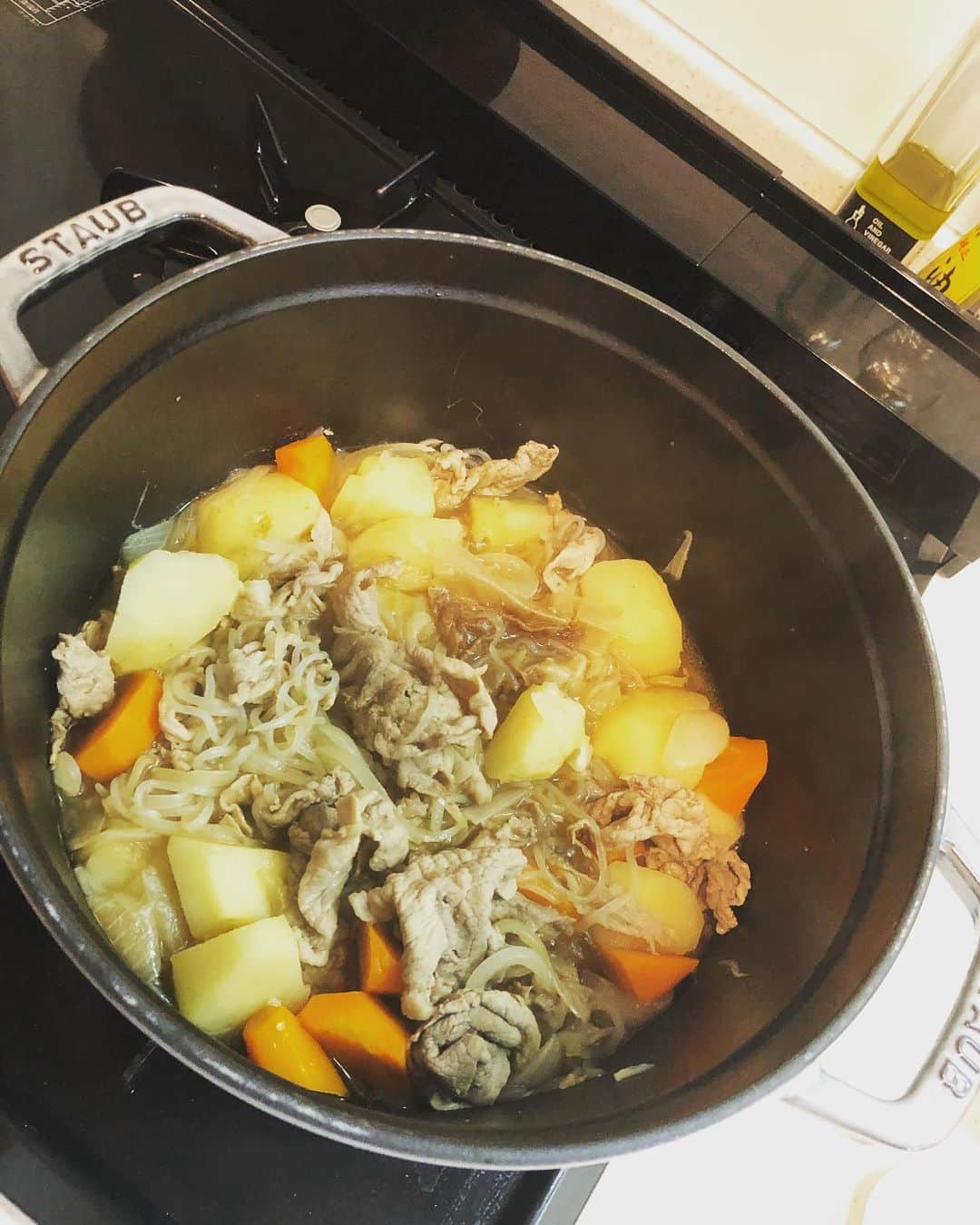 栗原文音のインスタグラム：「くりキッチン🌰 久しぶりのくりキッチン投稿🙋‍♀️✨笑 肉じゃがだよーっ！ 少し味が薄かった？かな？笑 まだまだ修行が足りぬ〜っ👊👊✨ #クリキッチン#栗原文音#STAUB#肉じゃが#牛肉なく代わりに豚肉#和食#大好き#最近料理が手抜き#夜ご飯#料理#上手くなりたい#cooking#オススメの料理教えて#もうネタがない」