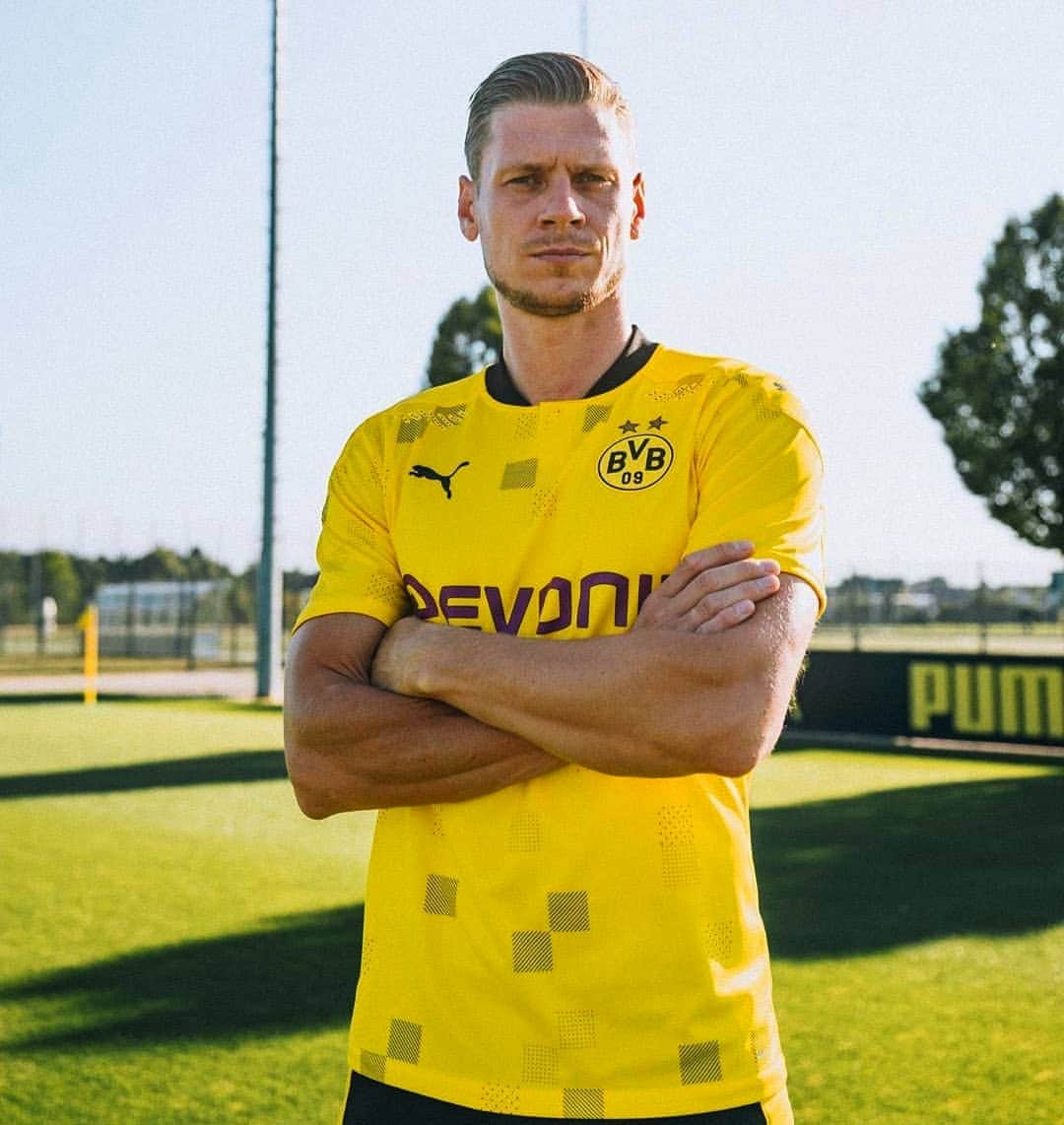 ウカシュ・ピシュチェクさんのインスタグラム写真 - (ウカシュ・ピシュチェクInstagram)「New cup-edition jersey! 🖤💛  #BVB #DFBPokal」8月20日 22時33分 - lukaszpiszczek_lp26