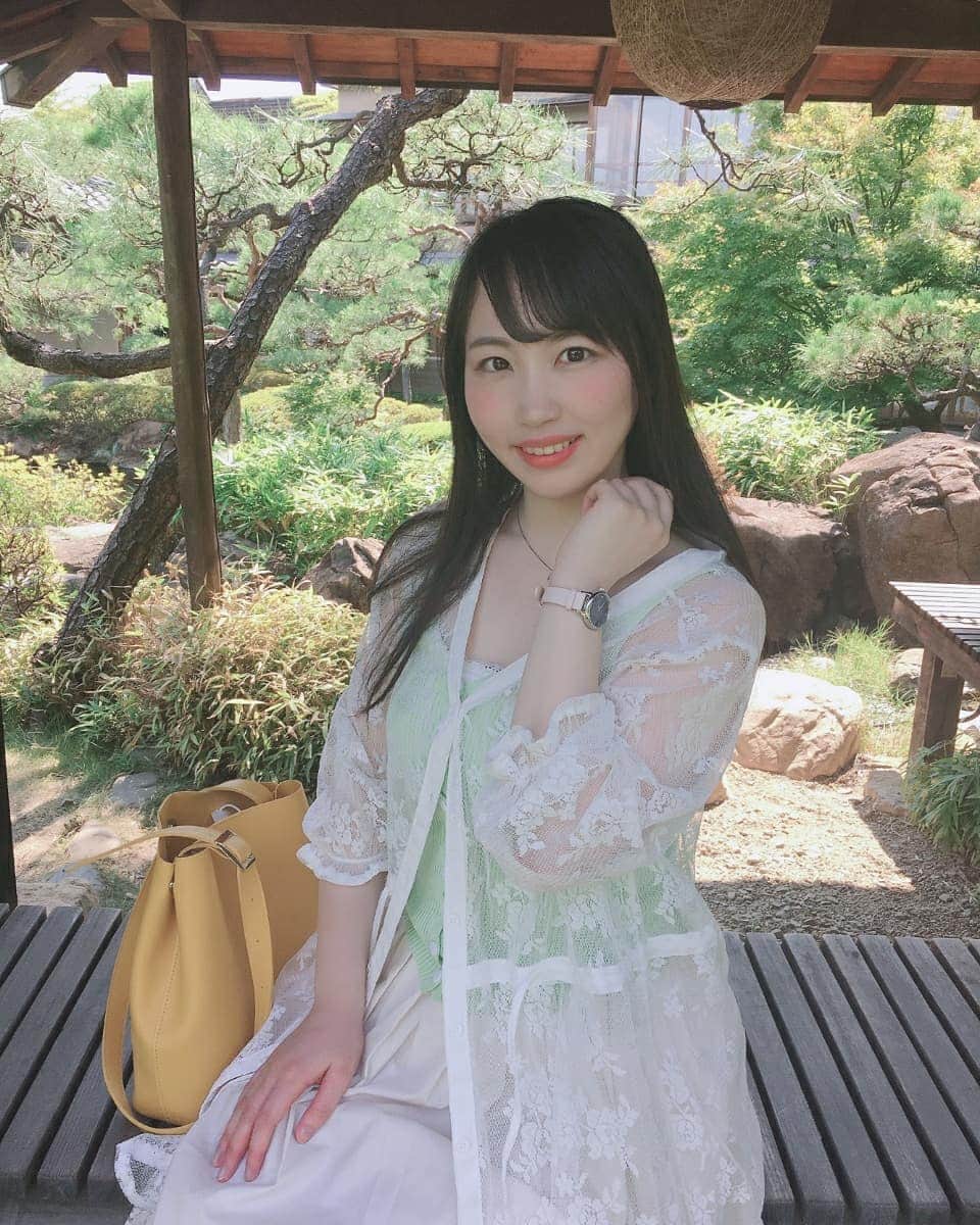 のインスタグラム：「母とホテルランチしてきた☀️ 美味しかった～！庭園キレイで癒される(*´ω｀*)✨ . . . 🔸skirt #earthmusicandecology  🔹bag(bag0057) @queen.lupis  🔸watch @liakulea_japan  クーポンコード『shirahg』で10%オフになります⌚💓 . . . .  . . . #リアクレア #腕時計 #腕時計倶楽部 #手元倶楽部 #ウォッチ #ペアウォッチ #ハワイ #夏 #星空 #夜空 #庭園 #ホテル #ホテルランチ #皇室御用達 #庭園 #コーデ #ファッション #バッグ #ルピス #liakulea #bag」