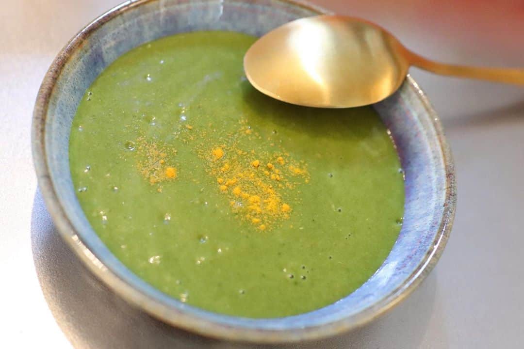 相馬絵美のインスタグラム：「スパイスたっぷりほうれん草スープ。  粉を使わなくても美味しくてトロトロのスープ。 エアコンなどで喉が弱ってる方に効き目バツグン🌟  「アーユルヴェーダ的スパイスレッスン〜おまけでインド占星術〜」 まだ少しお席ありますよん💫  ✴︎8月24日(月)30日(日) それぞれ11:30〜2時間半程度  ✴︎内容 アーユルヴェーダ的なスパイスのお話やカレー以外のスパイスを使った料理、私が最近ハマってるインド占星術も少し絡められたら♡  ✴︎受講料 5,000円  ✴︎場所 代々木上原 お申込み完了後詳しい住所お知らせします。  その時の情勢に合わせて対応していきます🌍  お申込みはDM、コメントより❤️  #レッスン #料理教室 #スパイス #スパイスレッスン #アーユルヴェーダ #ギルトフリー #インド占星術 #インド #料理教室 #クロエズキッチン #夏はスパイス」