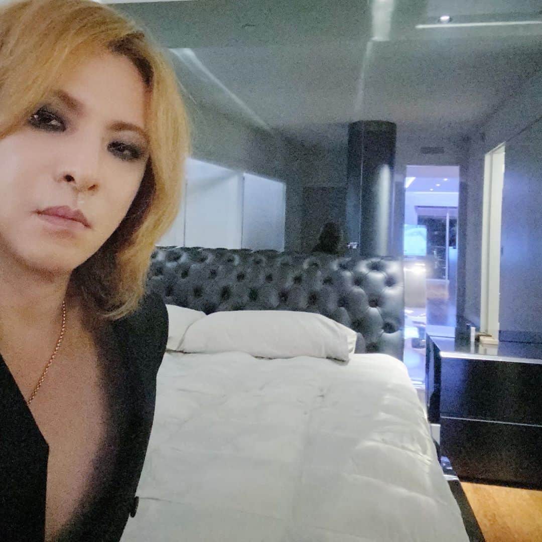 のインスタグラム：「I’m home. Getting ready for the shoot. #hollywood #LA #home #bedroom #yoshiki #ロスの家 #ベッドルーム」