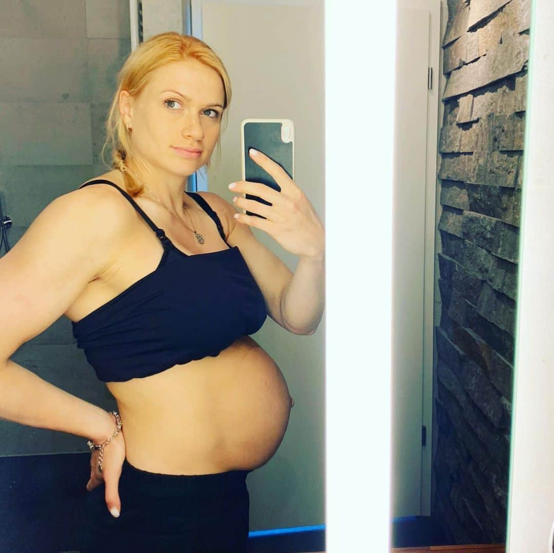 アニー・スラスドーターさんのインスタグラム写真 - (アニー・スラスドーターInstagram)「On my due date I was 90,3kg one week post birth I was down to 76,5kg   Now my main purpose is to provide for my baby girl once those meets are met I can start thinking about my own.  Giving my self the right foods and the right amounts will not only help keep my baby happy and healthy but also assist her mom to get herself back 🙌  Priorities will change all through your life but putting in an effort to take care of yourself as well will make you a better person for the people around you ❤️  @rpstrength #besmart #enjoythejourney #onedayatatime #ad」8月20日 22時53分 - anniethorisdottir