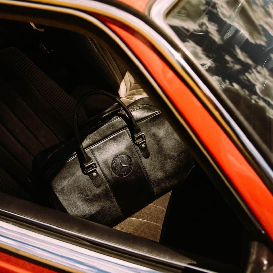 メルセデス・ベンツさんのインスタグラム写真 - (メルセデス・ベンツInstagram)「Enjoy a relaxed weekend trip in your Mercedes-Benz and with the stylish Mercedes-Benz classic leather bag. Get the item now and get started! #MBclassic #MercedesBenz #shopping #bag」8月20日 22時53分 - mercedesbenz