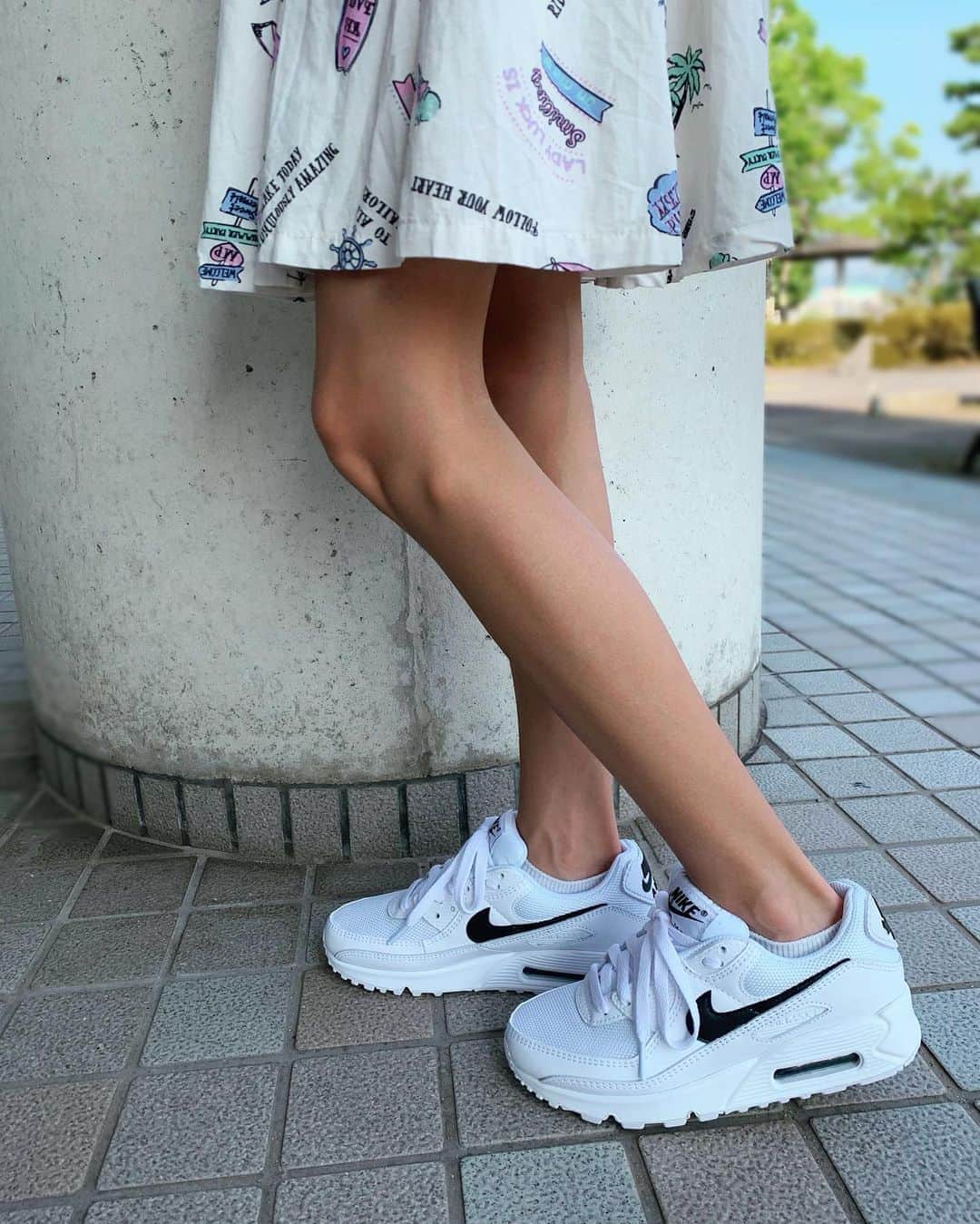 のインスタグラム：「#nikeairmax  昨日は娘の12歳の誕生日でした プレゼントはナイキエアマックス ずっと欲しかったとかで ルンルンなお誕生日だったんですが… 日付が変わる少し前 リビングの吹き抜けの窓に まさかの珍客がっ ☞ ☞ ☞2枚目へスワイプ ギャーの叫び声で 子どもたちも起きてきて 鳥でもないし 蝶々でもない そう…コウモリ🦇‼︎ 真夜中に1時間近く格闘 息子が右手に殺虫剤 左手にエアダスター‪𐤔 二丁拳銃でそれを撒き散らして なんとか隣の部屋の窓から 外に逃したのですが 真夜中にてんやわんや‪𐤔 おかげで家族全員寝不足で ホントに参りました でも実は コウモリ騒動2回目なのです 数年前にも寝室にいて 夜中に暴れだして…🦇 いつどこから入って どのくらい滞在されてたのか‪𐤔 ・ ・ #birthday #birthdaypresent  #birthdaygirl #nike #nikeairmax #airmax90 #誕生日 #誕生日プレゼント #ナイキ #エアーマックス90 #vsco #vscam」