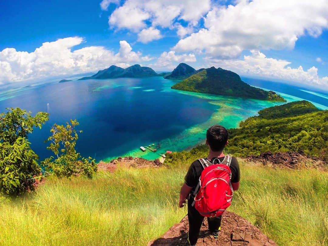 エアアジアのインスタグラム：「Let's discover #Sabah's beach and island gems. Swim alongside some of Sabah's most magnificent marine life, island hop between extraordinary locations and many more. You’ll soon learn why the sand and sea hold such a special place.   Share with us what are your best tips to plan a perfect island getaway? Don't forget to tag @airasia and use the hashtags #AirAsia ❤️✈️ __________ #cuticutiMalaysia #supportlokal」