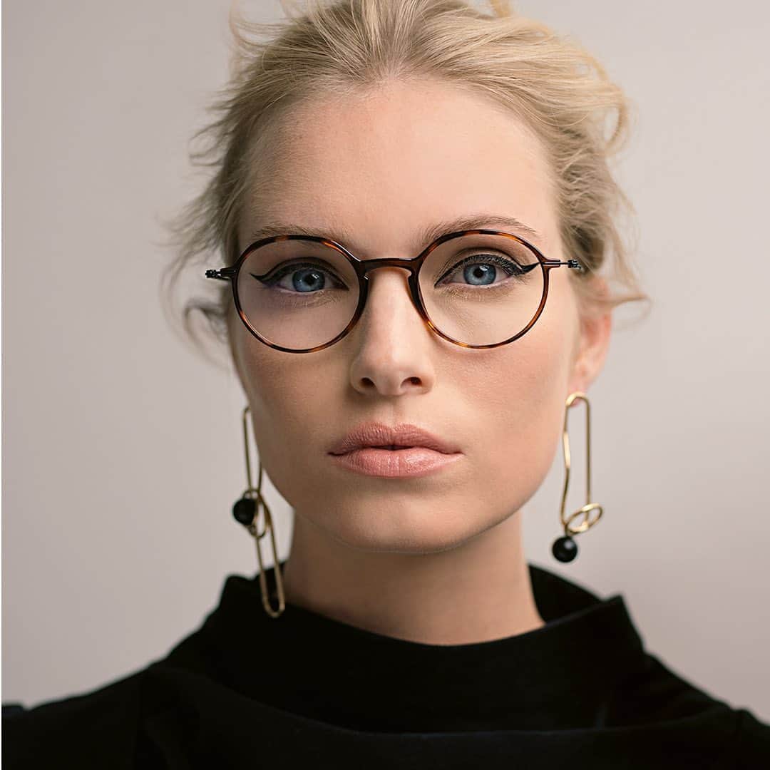 シルエットのインスタグラム：「Beautifully designed frames highlight dramatic make-up. The cat eye pulls the focus straight to the eyes. Featuring: Lite Spirit 2925⁠⠀ .⁠⠀ .⁠⠀ .⁠⠀ #silhouetteeyewear #tryitwearitloveit #eyeweardesign #luxuryeyewear #fashioneyewear #opticalframes」