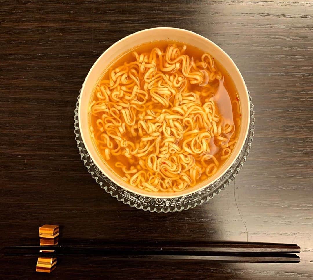のインスタグラム：「深夜のミニラーメン midnight麺boy  #ラーメン @muji_global  #キムチ  #祐ご飯 #食後皿アート  #利術 #チビ6風 #僕はミニ1 #せんだみつお  #なはなはなは  #コマネチ #ごちそうさまでした」