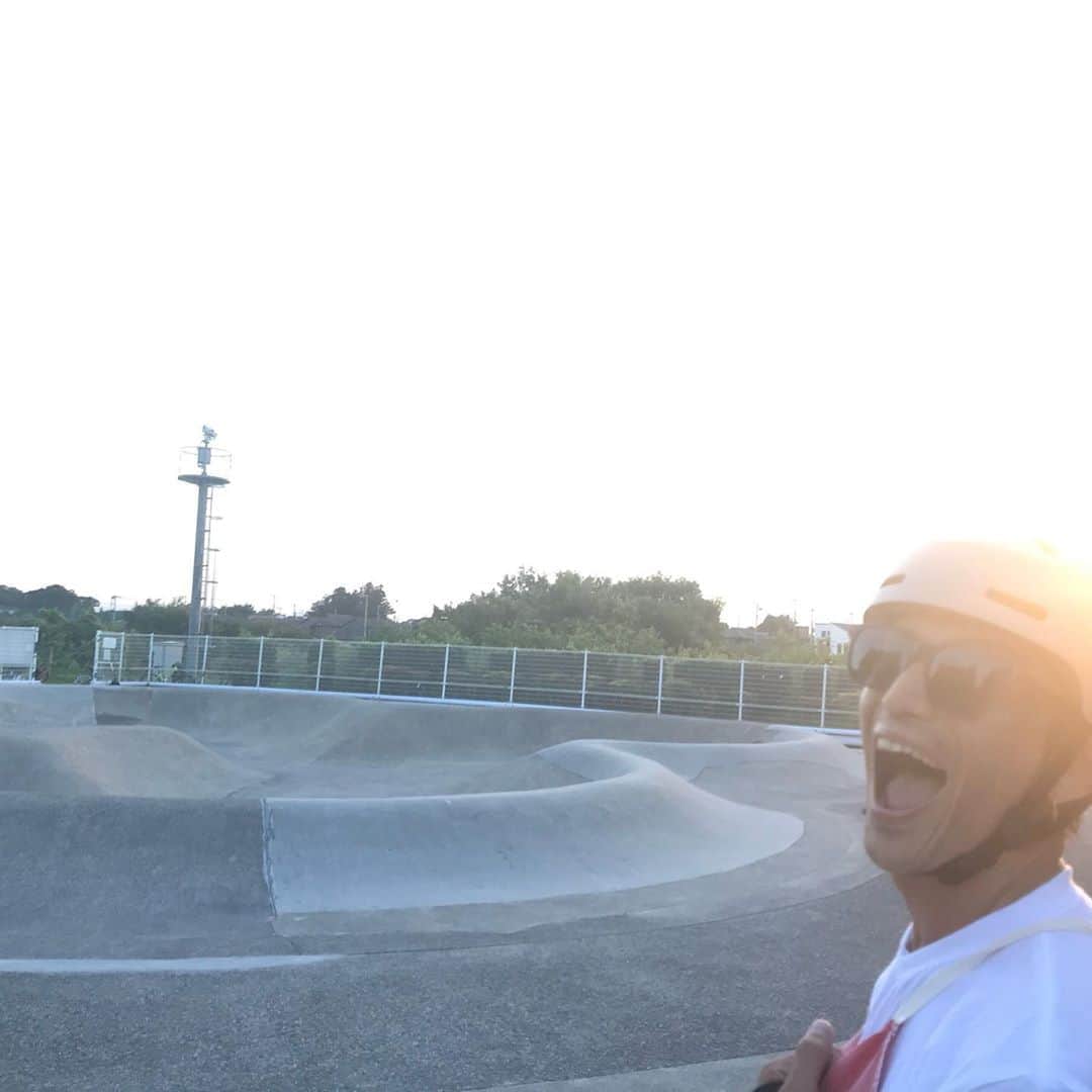 伊勢谷友介さんのインスタグラム写真 - (伊勢谷友介Instagram)「今日は横乗り師匠（SUP以外w)の松崎さんと一緒に、初スケートパークに行ったのさ！！！ 　1枚目の写真の僕の右手を見て、なにその手と思った方、俺も思いましたw ありゃあ何のサインのつもりでしょうねぇ？？？www   初ウェーブも、イメージではもっと上手くイケる気になっていたのが恥ずかしいw でも面白い〜 松崎さんからお題が出て、まずは外から入って出ると言うお題が出て、何回やったかな？それにしてもすぐ疲れる！www そんでもって、滝の様な汗が出てゲッソリ😱しちゃう。いかんねこりゃ、積極的に水分取らんとどうかしちまうぜ！！！ それから、第二のお題。これは松崎さんのお手本に習ってやるんだけど、もうかなり足にキテルもんだから、腰の位置を低くするのが辛くなってて、すっ飛ばした板を、子供ちゃんが救ってくれた。ありがとう。てかムッチャうまかったんだあの子！ そして何とかパークの閉園から５分後、何とか2つ目のお題も達成www 嬉しい〜www その後、係の方もゆっくりとゲートを閉めて私達も帰途へ着くのでした。 夕日は最高だし、松崎マジックのおかげで、楽しくて、大体いつも笑ってるしwww 師匠、ありがとやんした！！！」8月20日 22時57分 - iseya_yusuke