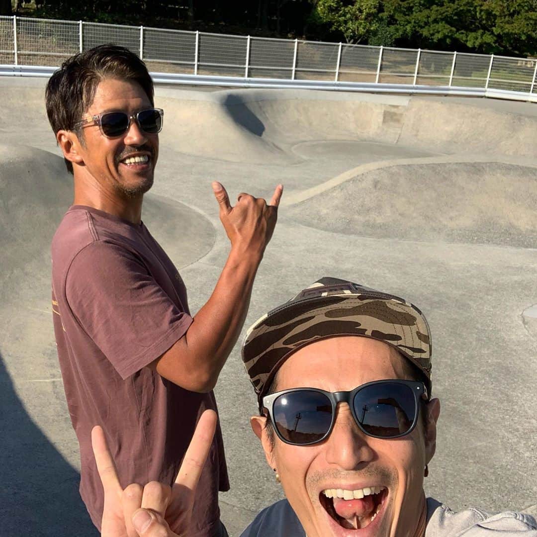 伊勢谷友介のインスタグラム：「今日は横乗り師匠（SUP以外w)の松崎さんと一緒に、初スケートパークに行ったのさ！！！ 　1枚目の写真の僕の右手を見て、なにその手と思った方、俺も思いましたw ありゃあ何のサインのつもりでしょうねぇ？？？www   初ウェーブも、イメージではもっと上手くイケる気になっていたのが恥ずかしいw でも面白い〜 松崎さんからお題が出て、まずは外から入って出ると言うお題が出て、何回やったかな？それにしてもすぐ疲れる！www そんでもって、滝の様な汗が出てゲッソリ😱しちゃう。いかんねこりゃ、積極的に水分取らんとどうかしちまうぜ！！！ それから、第二のお題。これは松崎さんのお手本に習ってやるんだけど、もうかなり足にキテルもんだから、腰の位置を低くするのが辛くなってて、すっ飛ばした板を、子供ちゃんが救ってくれた。ありがとう。てかムッチャうまかったんだあの子！ そして何とかパークの閉園から５分後、何とか2つ目のお題も達成www 嬉しい〜www その後、係の方もゆっくりとゲートを閉めて私達も帰途へ着くのでした。 夕日は最高だし、松崎マジックのおかげで、楽しくて、大体いつも笑ってるしwww 師匠、ありがとやんした！！！」
