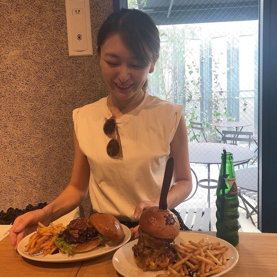 菊池かなこさんのインスタグラム写真 - (菊池かなこInstagram)「. こてこてのハンバーガー 最高に美味しかった😍 . 広尾にopenしたばかりの eat play worksに入っている 将軍バーガー @shogunburger 🍔🤍 . ☑︎トリプルチーズバーガー ☑︎てりやきフォアグラバーガー . トリチーのインパクトがすごい⚡️ 和牛のスネ肉100%で上品な味！ フォカグラもとろとろで、 くどくなくて美味しい😭 ポテトもカリカリで最高です🍟 . スライダーっていう、 ちっちゃいハンバーガー🍔が美味しそう🤍 . eat play works 別名 "広尾横丁" 楽しい😍 . . ୨୧┈┈┈┈┈┈┈┈┈┈┈┈┈┈┈┈┈୨୧ #eatplayworks#広尾グルメ #shogunberger#将軍バーガー#ショーグンバーガー #トリチー#ハンバーガー#チーズバーガー#広尾横丁　 #トリュフバーガー#広尾ランチ#広尾#広尾ディナー #かなーなグルメ#東カレ倶楽部 #東京グルメ#グルメ好きと繋がりたい #食べログ #東京グルメ #東京食べ歩き #グルメ女子#グルメ好きな人と繋がりたい #グルメ部#食レポ#食べログ#グルメインフルエンサー」8月20日 23時00分 - canana_kanako