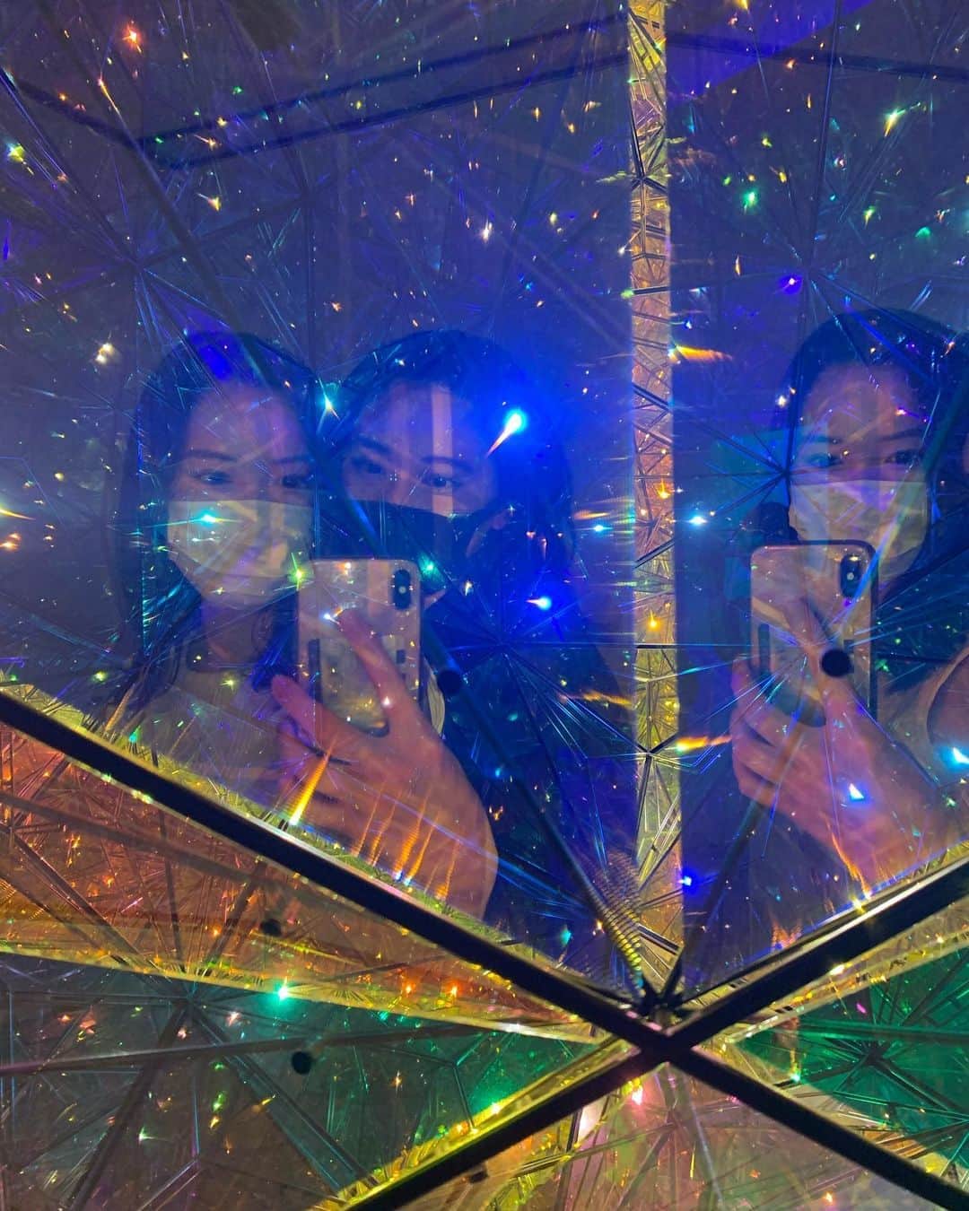 糸川菜央のインスタグラム：「こんばんは！  先日no.1の友香と #東京都現代美術館 に行ってきました🌟  キラキラだし初めて体験することが多くて素敵な空間でした😌  3個目に大好きなビール動画載せたから見てね✌️笑  今日も #なおポチ 待ってます❣️  #ミス学習院コンテスト2020 #ミス学習院 #学習院大学 #ミスコン #大学ミスコン #2020 #ビール #snidel #おさなごころをきみに #時に川は橋となる #オラファーエリアソン #motコレクション #美術館」