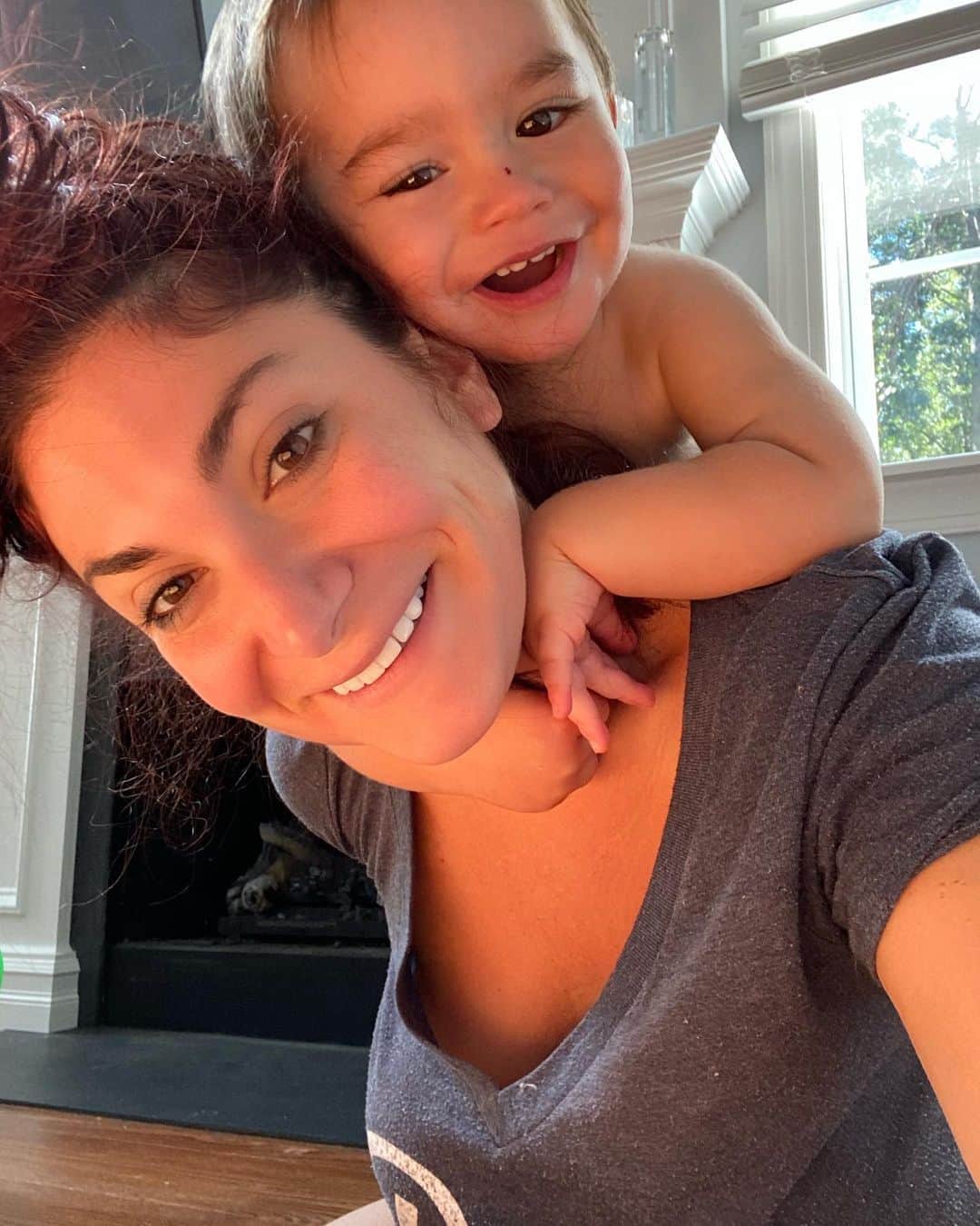 ディーナ・ニコール・コルテーゼのインスタグラム：「Mommy Jungle Gym 🤣🥰」