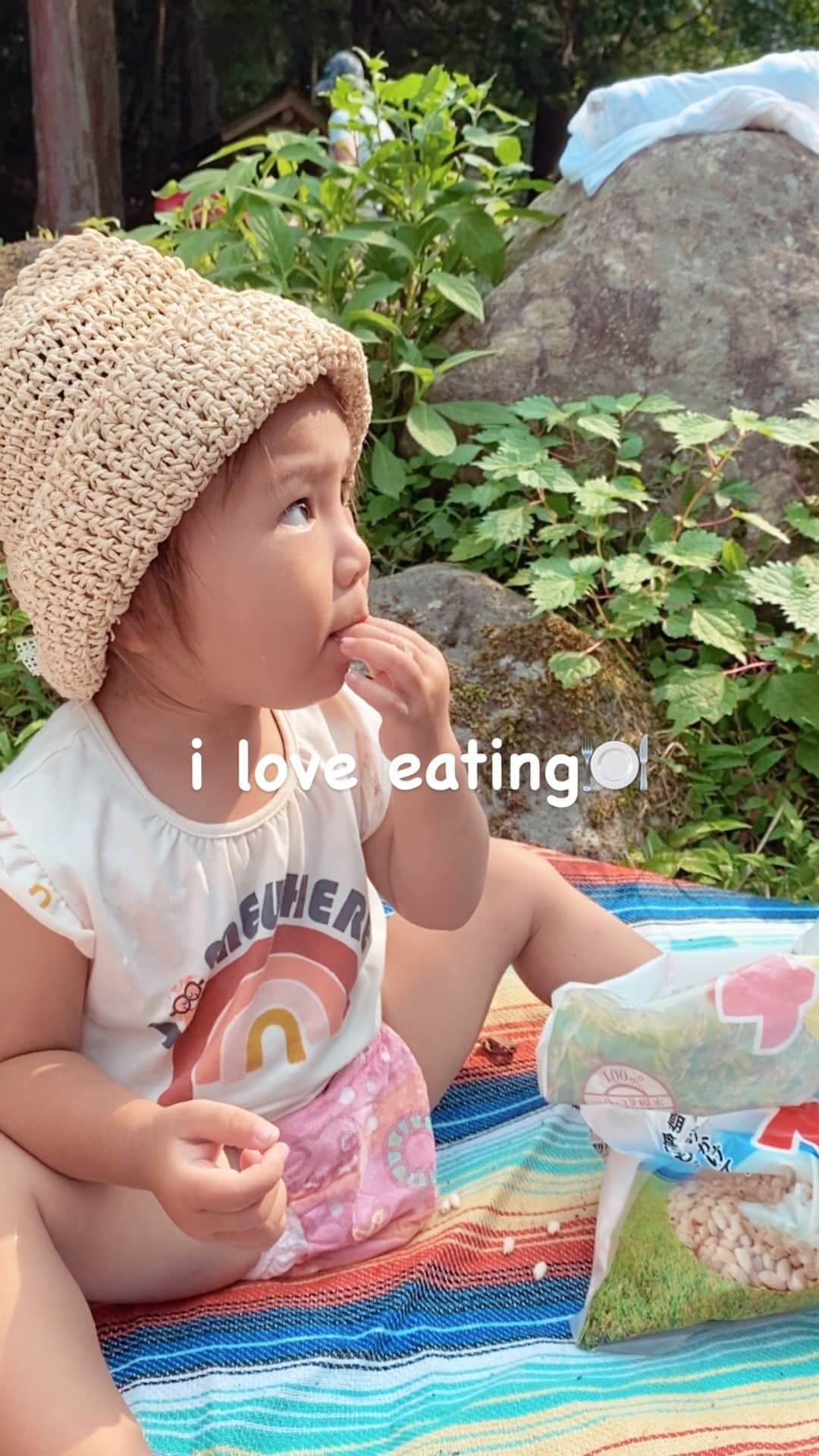 高橋菜摘のインスタグラム：「i love to eating🍽  最近カメラロール見たら 食べてるとこばかりだから 初めてのリール機能で 繋げてみた✔️ 本当にずっと食べてる すごいなぁ💭　 胃袋無限大🙆‍♀️ . . #1歳 #1歳女の子 #2歳  #大食い女子 #爆食い #1yearsold #babygirl #eatingshow #iloveeat」