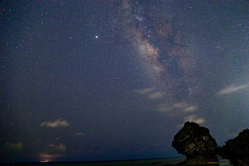 littleportelyさんのインスタグラム写真 - (littleportelyInstagram)「実は、 Canon 14mm、F2.8をポチったのです。 手元に届いたら早く写真撮りに行きたいけど来週殆ど雨予報☔️&台風🌀🌀 ちーん😢 .  #沖縄#夜空#天の川#Okinawa#milkyway#milkyways#milkywayphotography#stars#星空撮影#星空フォト#離島#igersjp#icu_japan#wu_japan#team_jp_#lovers_nippon#travel#okinawa#japan#instatrip#海#flyjal#milkywaychasers#沖縄好きな人と繋がりたい#流れ星#my_eos_photo #shootingstars#milkyway_nightscapes#milkywaypics#milkywayshooters」8月20日 23時28分 - no_ocean_no_life