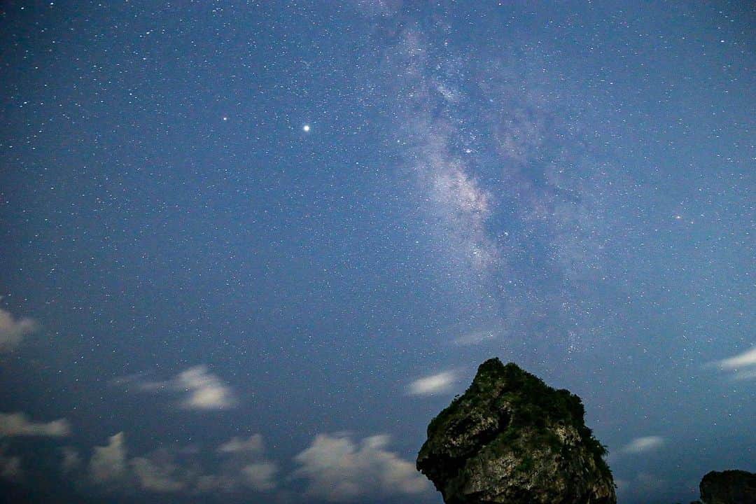 littleportelyさんのインスタグラム写真 - (littleportelyInstagram)「実は、 Canon 14mm、F2.8をポチったのです。 手元に届いたら早く写真撮りに行きたいけど来週殆ど雨予報☔️&台風🌀🌀 ちーん😢 .  #沖縄#夜空#天の川#Okinawa#milkyway#milkyways#milkywayphotography#stars#星空撮影#星空フォト#離島#igersjp#icu_japan#wu_japan#team_jp_#lovers_nippon#travel#okinawa#japan#instatrip#海#flyjal#milkywaychasers#沖縄好きな人と繋がりたい#流れ星#my_eos_photo #shootingstars#milkyway_nightscapes#milkywaypics#milkywayshooters」8月20日 23時28分 - no_ocean_no_life