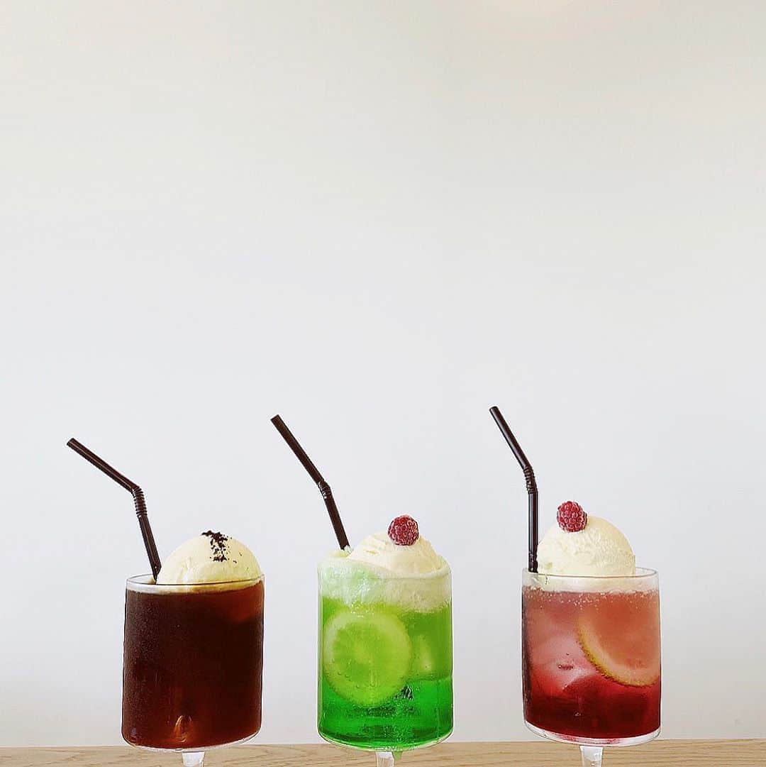 のインスタグラム：「・ ・ 秒で飲んで秒で店出た🙄笑 みんなメロンソーダがよかったけど 譲り合いと映えの精神で三色揃えたよね ・ #名にふさわしい場所やった #閑静な住宅街と芝刈りよるじいさん #カレー目当てだったけどランチ終わってた #そりゃそうだ15時やもん #ドライブイン鳥行けたけんok #ちなランチにありつけたの16時半くらい #もはや夕飯 #まりはカレー食べに目的地向かいよるのに #鳥の店が見えるたびに鳥いいなアピールしよった #良かったねまり念願の鳥だったね #愛美誕生日おめでとうドライブ #車内のBGMは吹奏楽のなんか #MVPはディズニーユーロビート #直方第二中学校吹奏楽部 #サックスとペット #ハッシュタグなが」