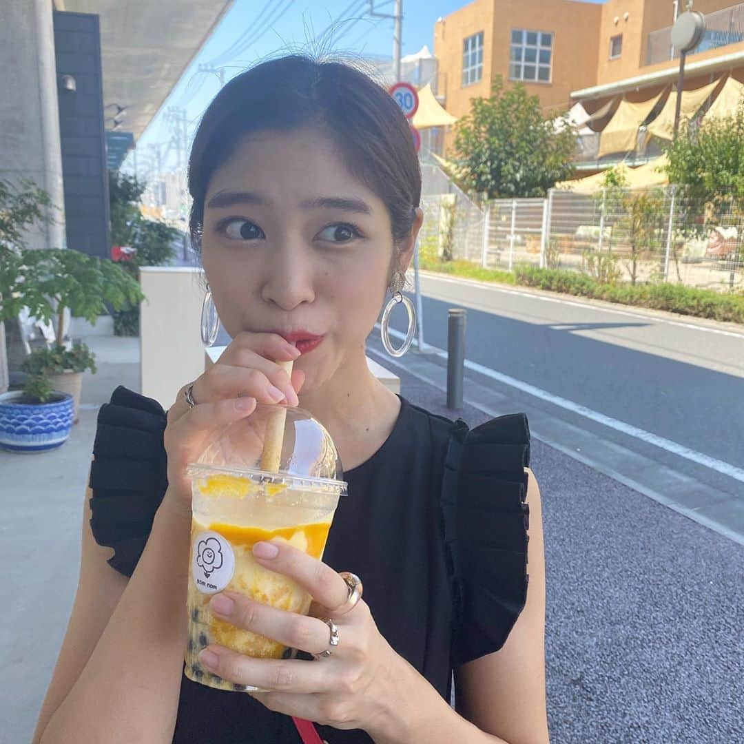 ayumiのインスタグラム：「nom nom😚🌷 今日も暑かった〜😎😎🍉 #nomnom」