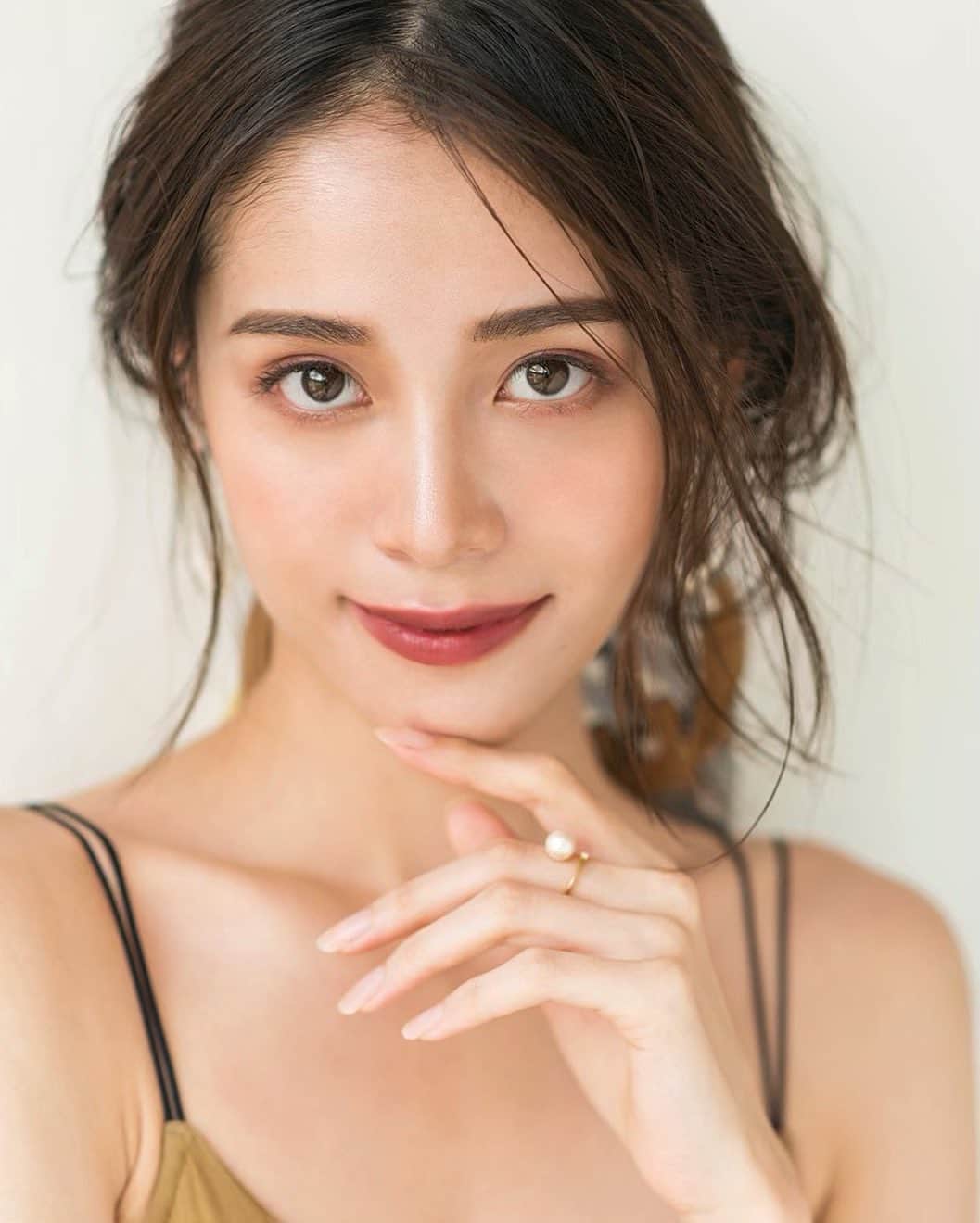 レイカのインスタグラム：「アメリカのVOGUEでお仕事をしてたメイクさんがメイクしてくれたの🥀❤️ どれも好きだったな〜 . . . #makeup#asiangirls#asianbeauty#asianmakeup#メイク#大人メイク#艶肌メイク#艶肌#チャイボーグメイク#チャイボーグ#ヘアメイク#撮影」