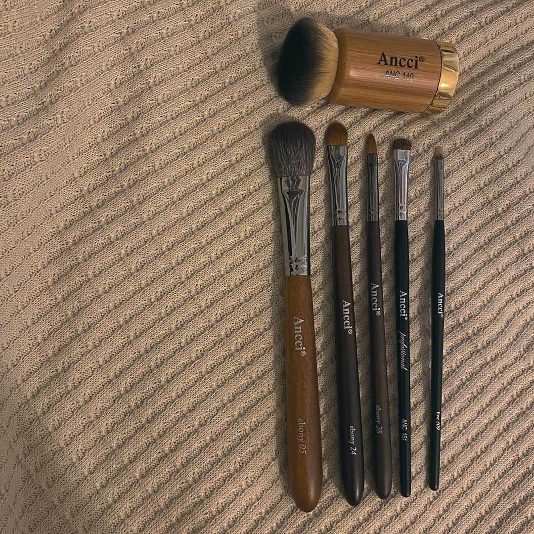 のインスタグラム：「化粧が楽しみになる👩‍🎤💭 #アンシブラシ  #anccibrush  #メイクブラシ」