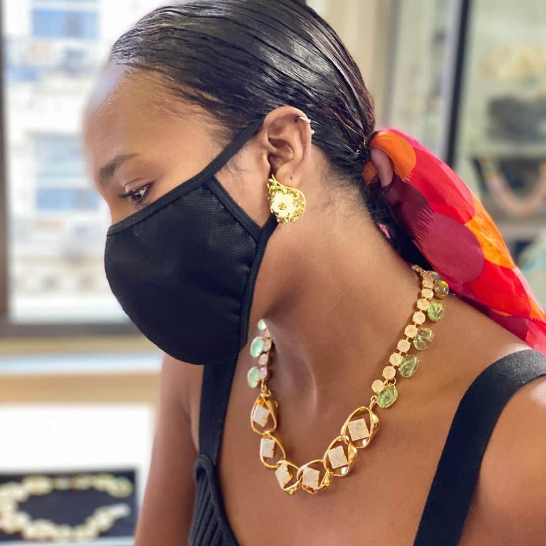 のインスタグラム：「If you don’t wanna wear the same necklace over and over...We offer pieces you can wear in many different ways. Just unhook the necklace and it becomes three bracelets. . . . . . #interchangeablejewelry #necklacetobracelet #instajewelry #designerjewelry #statementjewelry #heirloomjewelry #vintagejewellery #bounkit #semipreciousjewellery #madeinnyc #bespokejewelry」