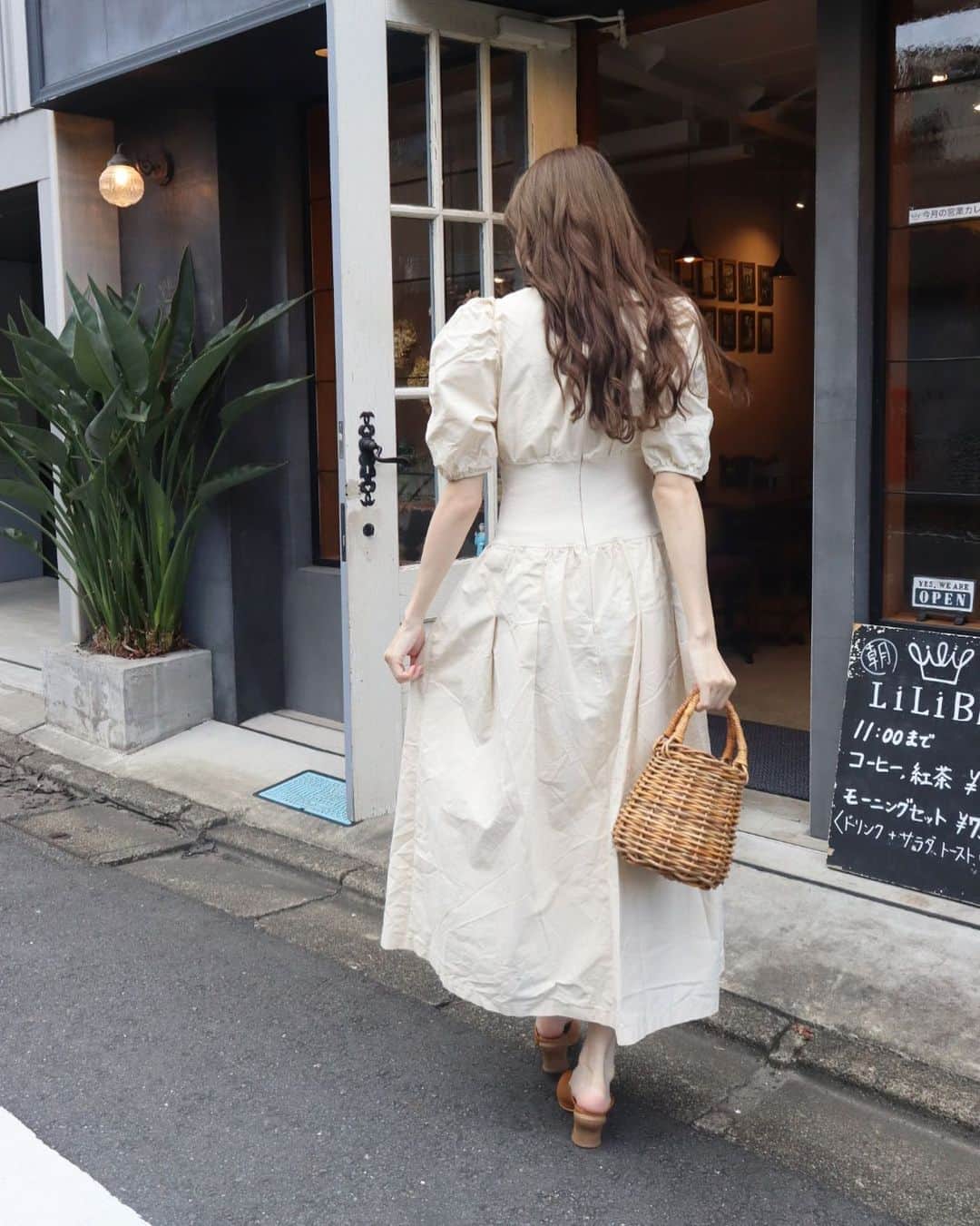 平木愛美さんのインスタグラム写真 - (平木愛美Instagram)「いまのhair🤍 カラーは、 @eclat.nabe さんにしてもらったもの⚪️  トリートメントでちゅるちゅるに仕上げてもらい、ヘッドスパで癒されも！！！🕊  そしておうちケアなセットまで、アテンドして頂き… この頃のお風呂ではそのオススメして頂いた shampoo & treatment →keratexを使ってるよ💕  表参道にあるサロンさんで、わたなべさんが手掛ける女の子って本当に皆さん可愛くってきゅんとするhairなの🧡🧡 hair salon / eclat」8月20日 23時27分 - manamihiraki