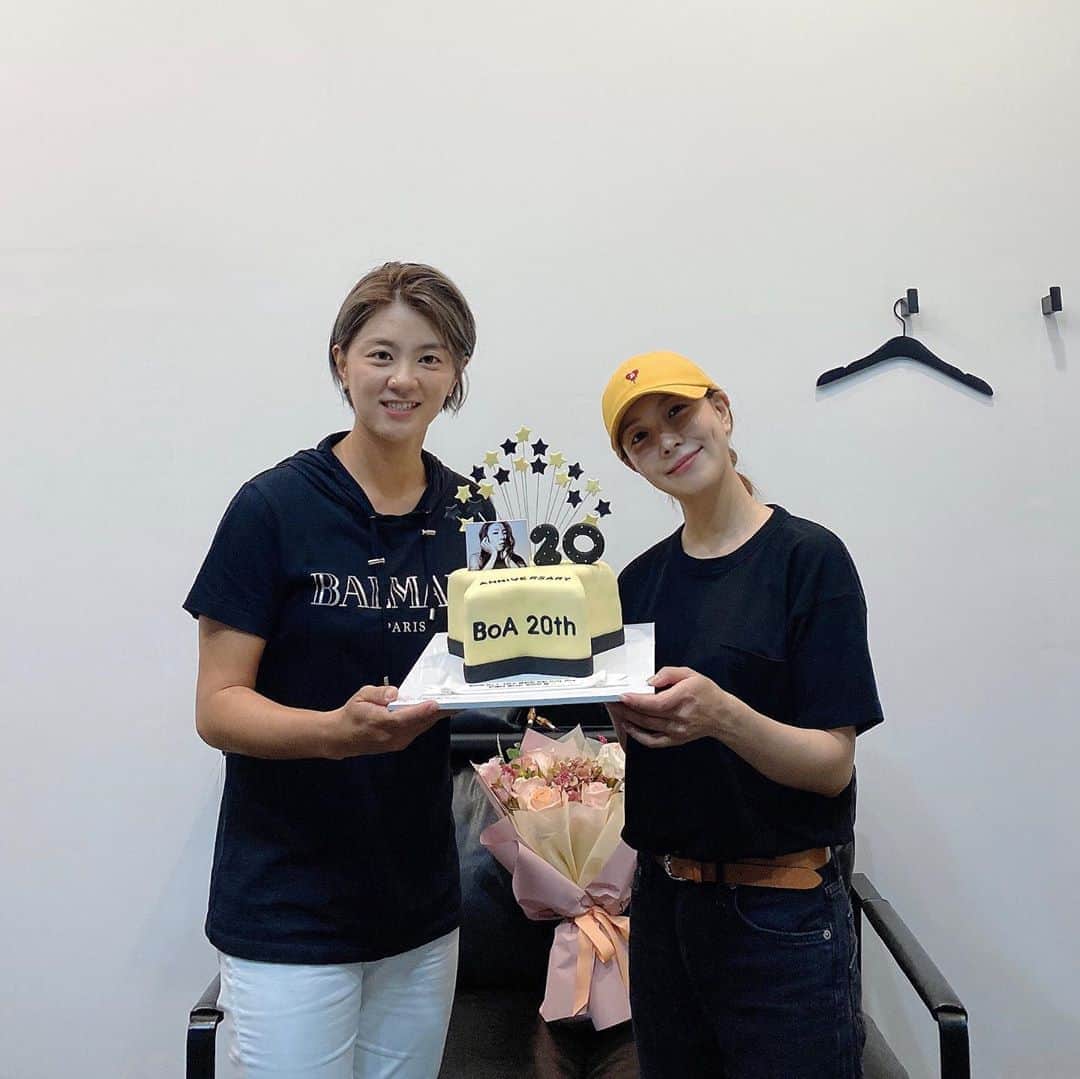 BoAのインスタグラム：「해외 가기전에 내 20주년 축하해준 나연이~~ @nychoi87 미국 가서 시합 잘 하고 오고~~ 항상 언니 챙겨줘서 고마워~😘 팬심으로 만들어준 케익 고마워~~ 사진에는 없지만, @j.lee5 @jh_golf_09 고마워염 😍」