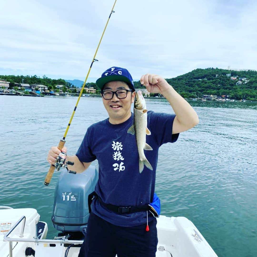 鈴木拓さんのインスタグラム写真 - (鈴木拓Instagram)「旅猿で釣った魚！  ニゴイ、タチウオ！  ニジマスは時間が無くて取れなかったけどタチウオが凄かったから良かった。  関東ではなかなか釣れない大きさ指7本135cmだ！  しかし話題はテレビ復帰第１弾の徳井さんで1色になり僕のタチウオが吹っ飛んでしまった。  まぁ生まれ持っての脇役だから仕方ない。  いつか主役になりたいなぁ」8月20日 23時36分 - suzukitaku.drunkdoragon