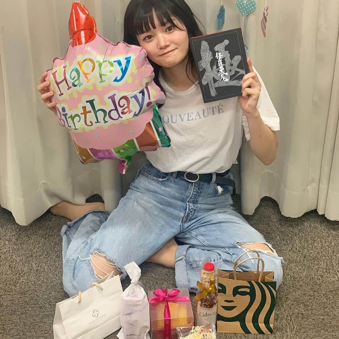 中野郁海のインスタグラム：「20歳の誕生日、沢山のお祝いの言葉ありがとうございました💓 20歳のスタートを舞台で迎えられたことを本当に嬉しく思います！ 共演者の皆さんからもお祝いしていただいて、幸せ者です🙋‍♀️💓 大人になりました✌️」