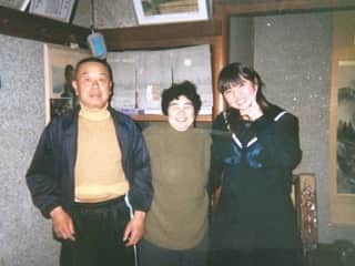 阿部真央のインスタグラム：「‪私の祖父母は健在で、‬ ‪今は大分の施設に入っています。‬  ‪コロナで面会ができない今年はもうひ孫の顔を見せてあげられないのかと、少しホロっとしてしまいました。‬ 子供が生まれてからは毎年会いに帰っていたので。 ‪単純に2人に会いたいです。‬  ‪同じ思いの人がきっと大勢いるね。‬ 時間は有限で、 明日がどうなるかもわからない。 でも愛する人との時間を未来に思い描くことで、やり過ごせる時間って必ずあると思ってます。  ‪だから皆で笑う未来をイメージして、‬ ‪必ず実現させたいと思います！✨‬  あとどうでもいいけど中3の私顔パンパンです。笑 顔がぽちゃっとして悩んでる10代の希望になれるようにこれからもがんばろ。笑  ‪すみ！‬」